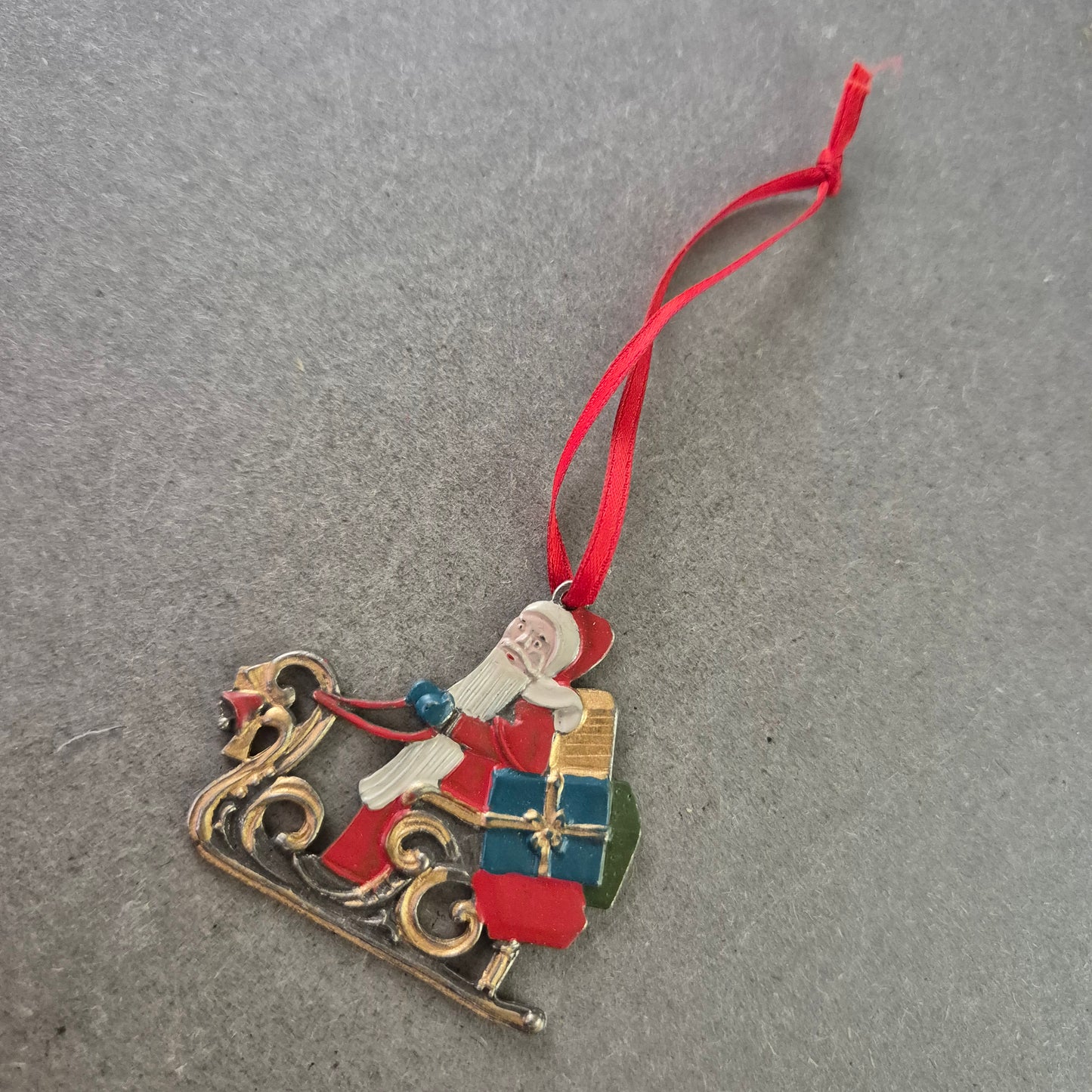 Vintage Weihnachtsbaumanhänger – Weihnachtsmann mit Geschenken (Metall, Emaille)