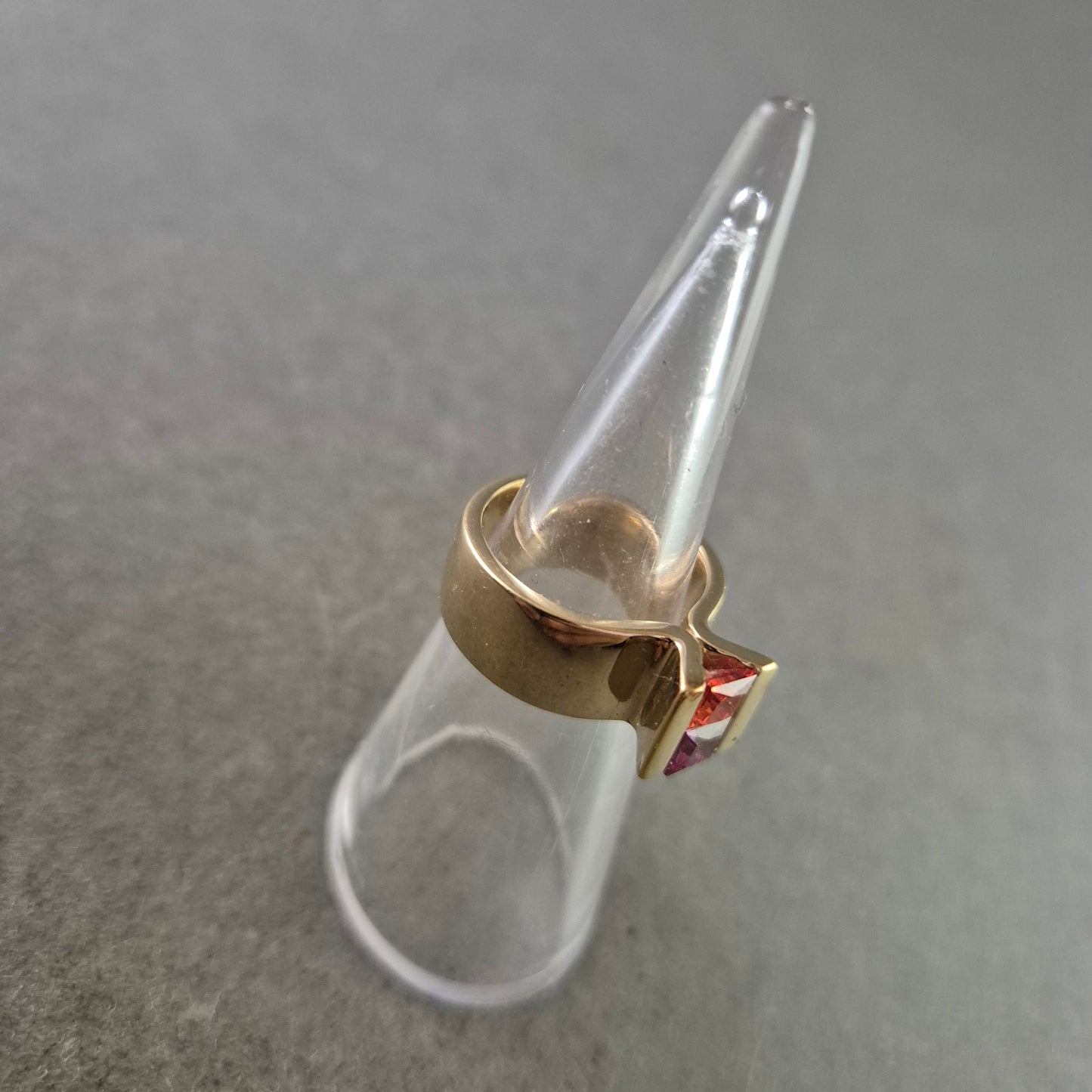 Moderner Damen Ring – Breite Schiene mit rotem Stein