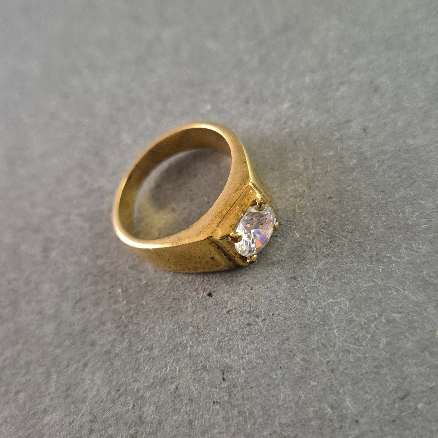 Markanter Ring – Breite Schiene mit großem Kristallstein