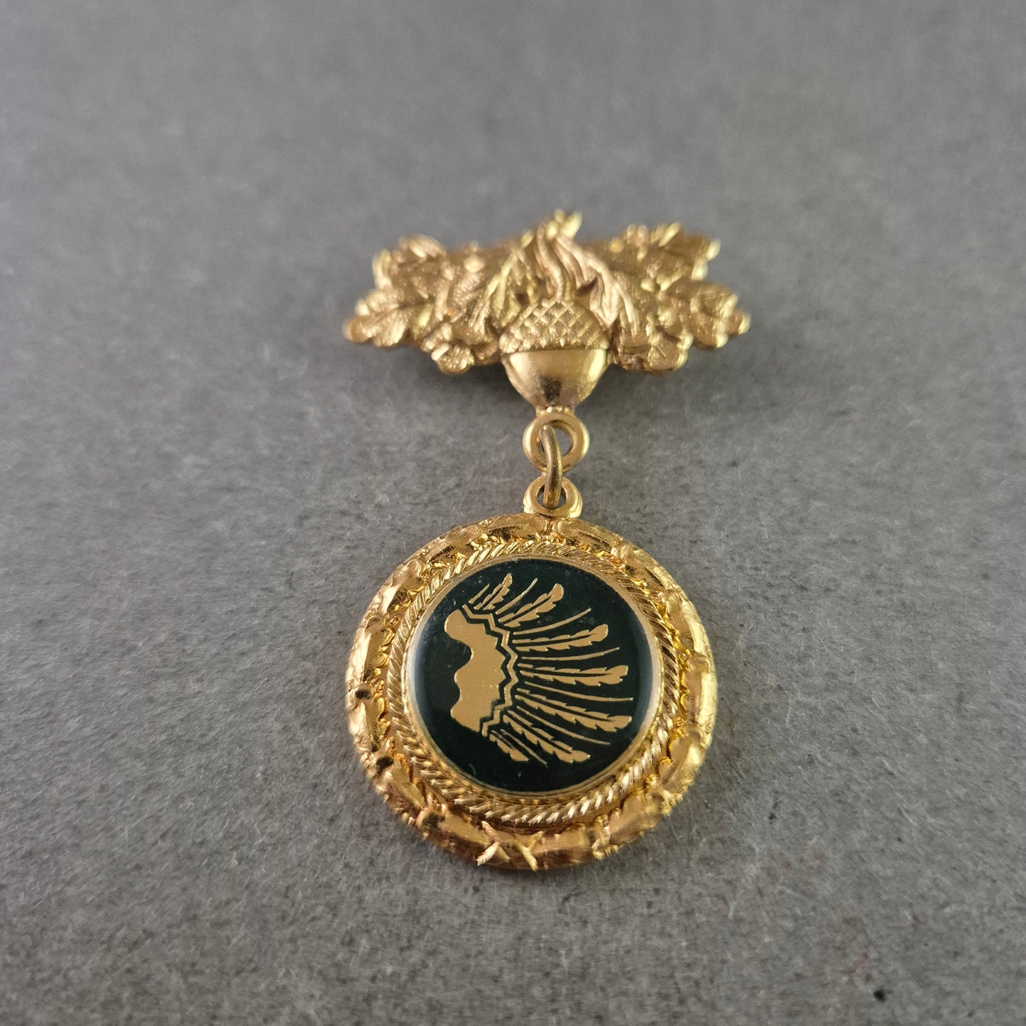 Dekorative Brosche/Medaille – Jahr 2000 mit Eichenlaub