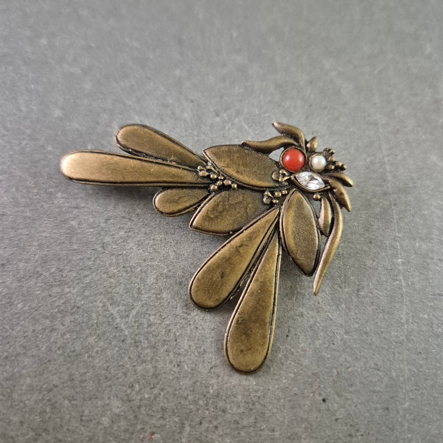 Vintage Brosche – Florales Design mit Perle und roten Akzenten