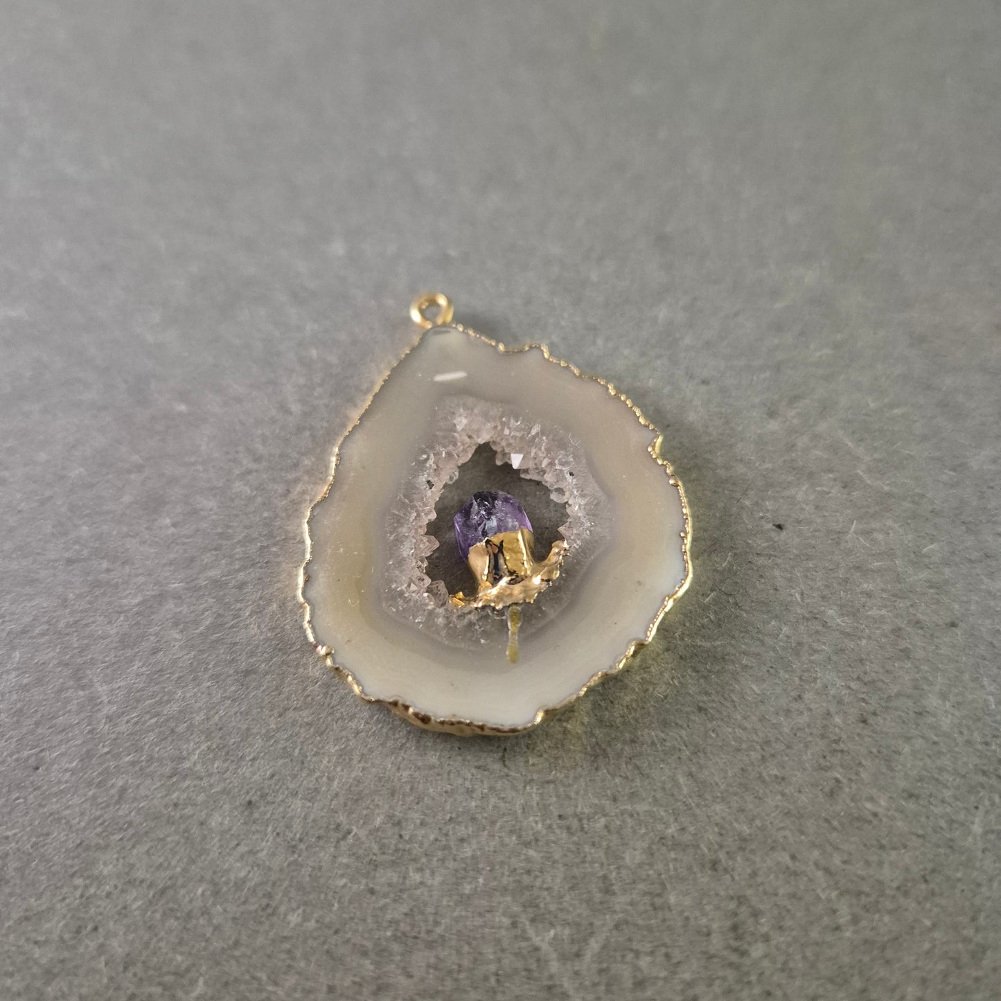 Anhänger mit Achat Druse – Naturstein mit violettem Kristall