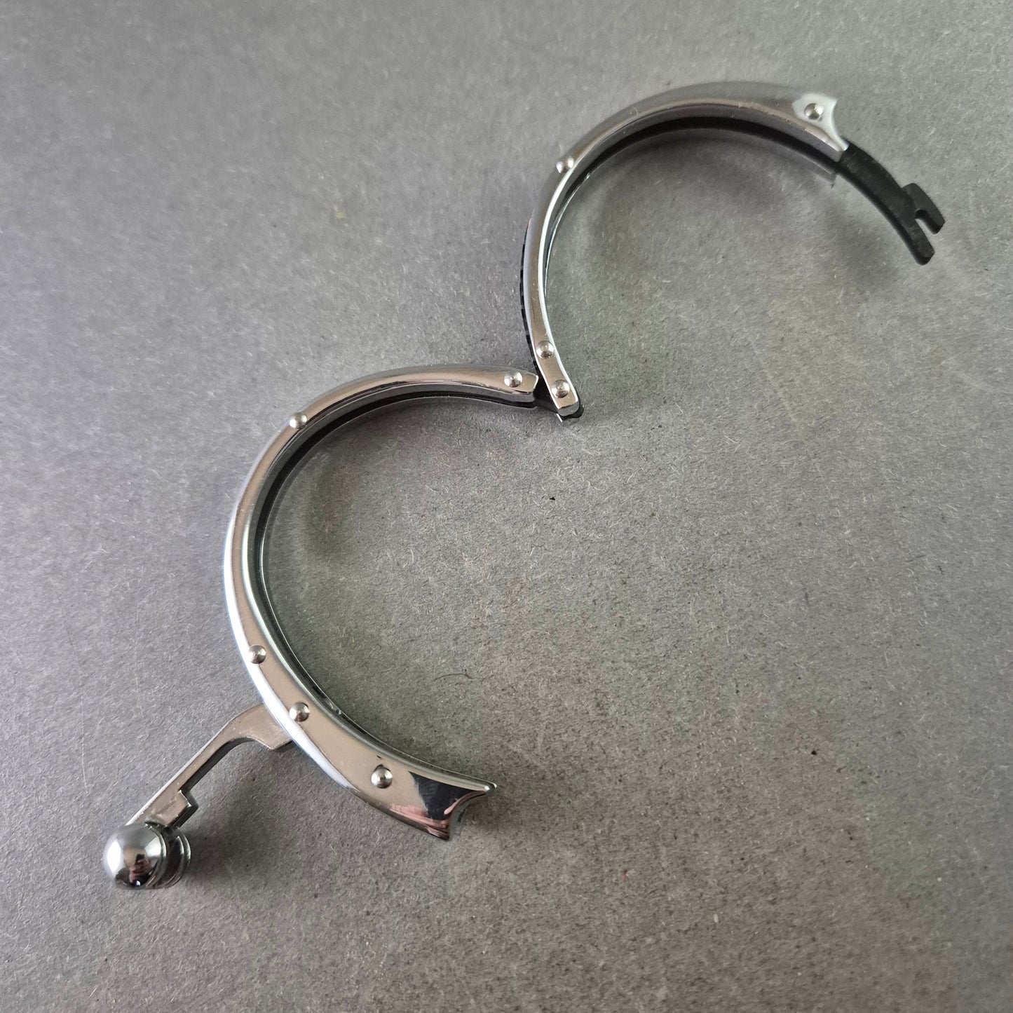 Elegantes Armreif Armband – Edelstahloptik mit Kugelverschluss