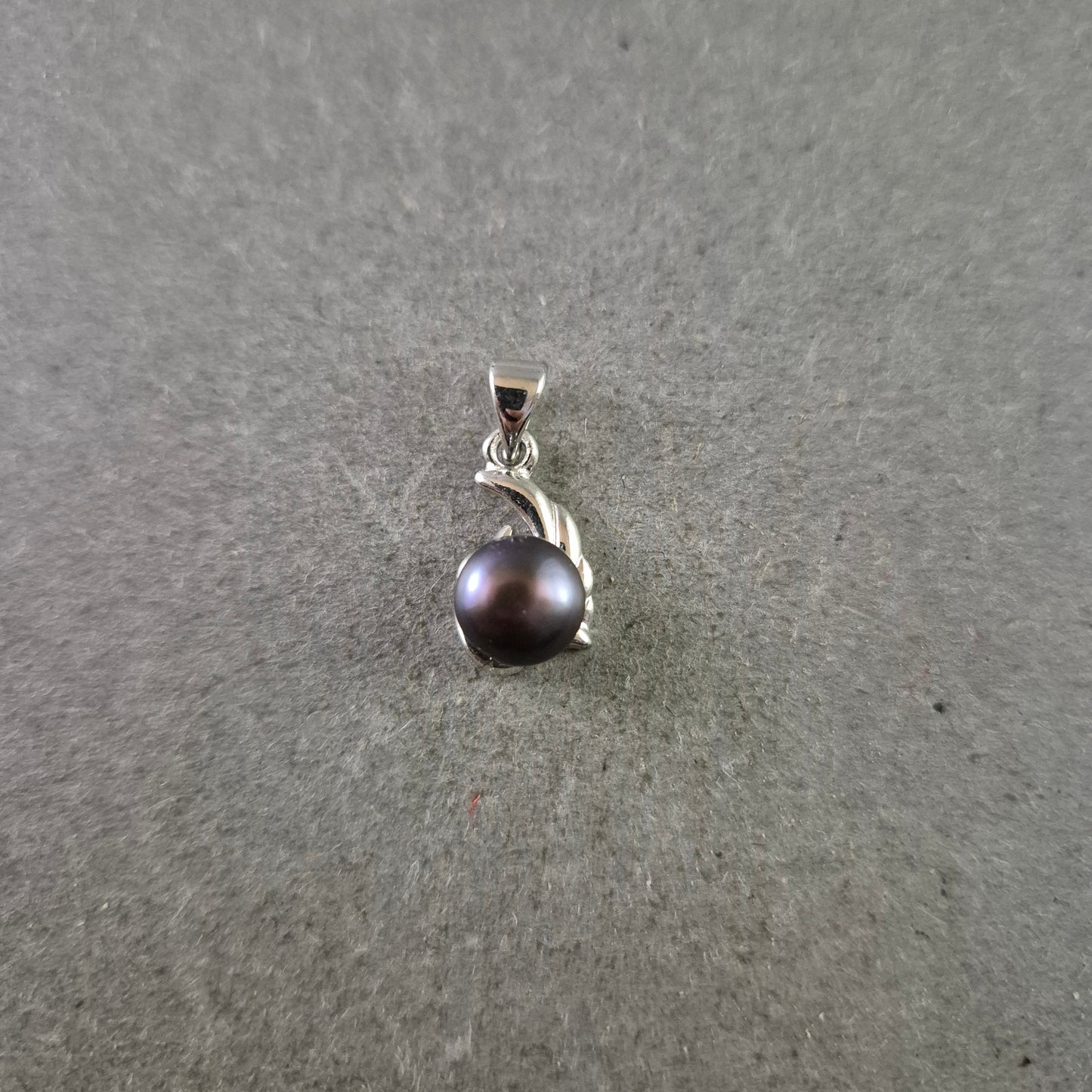 Eleganter Anhänger mit schwarzer Perle – Silberfassung