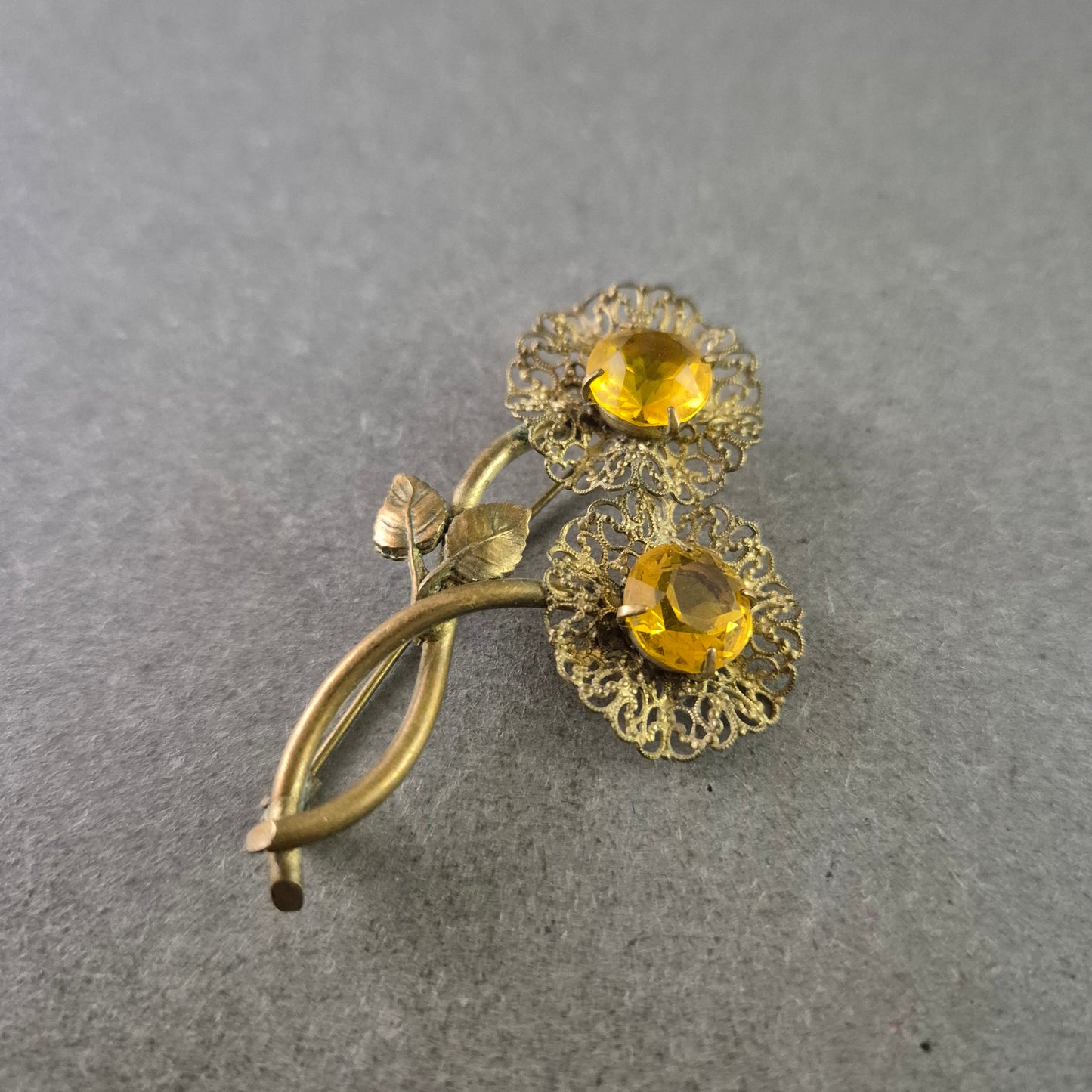 Vintage Blumen Brosche – Goldfarben mit gelben Schmucksteinen