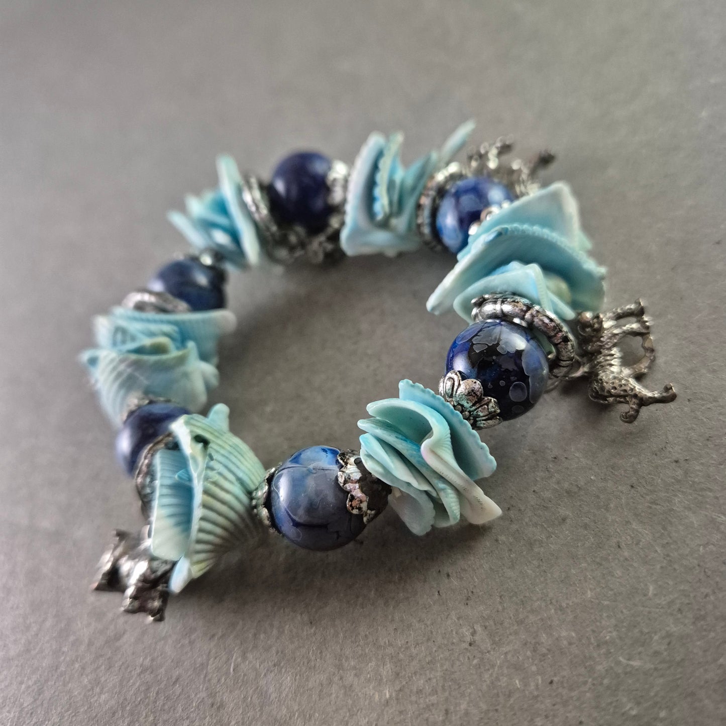 Elastisches Armband – Blaues Muschel- und Perlendekor mit Tieranhängern