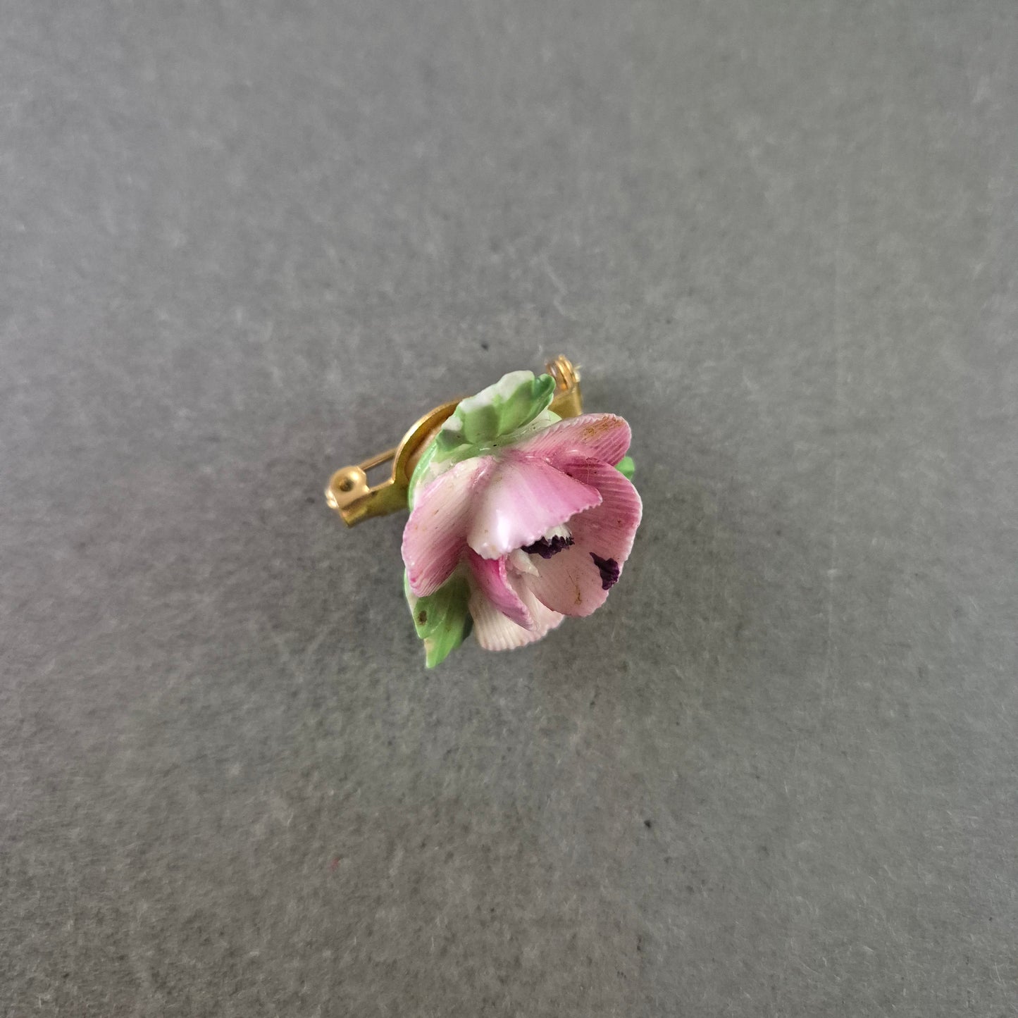Porzellanbrosche – Handgefertigte Blume in Rosa und Grün