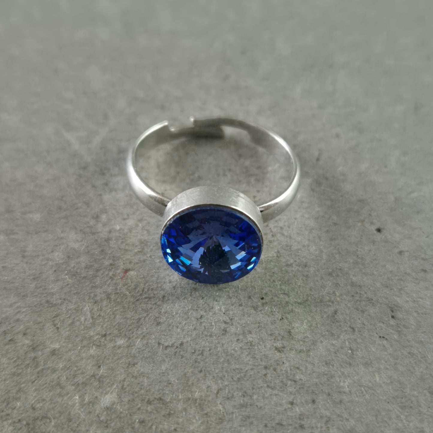 Eleganter O-Ring mit blauem Kristall – Zeitlos und verstellbar