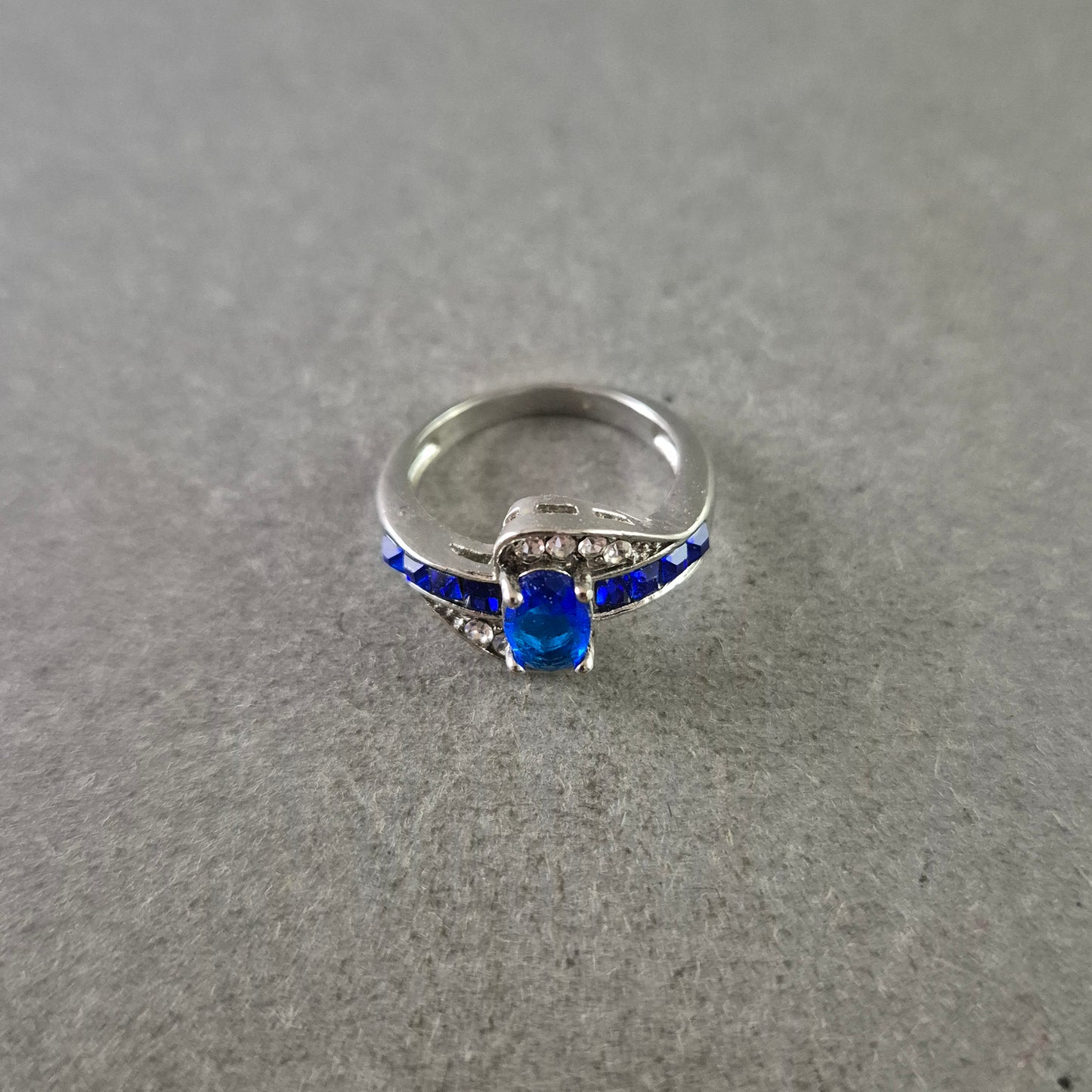 Eleganter Silberring mit blauem Stein und Kristallakzenten