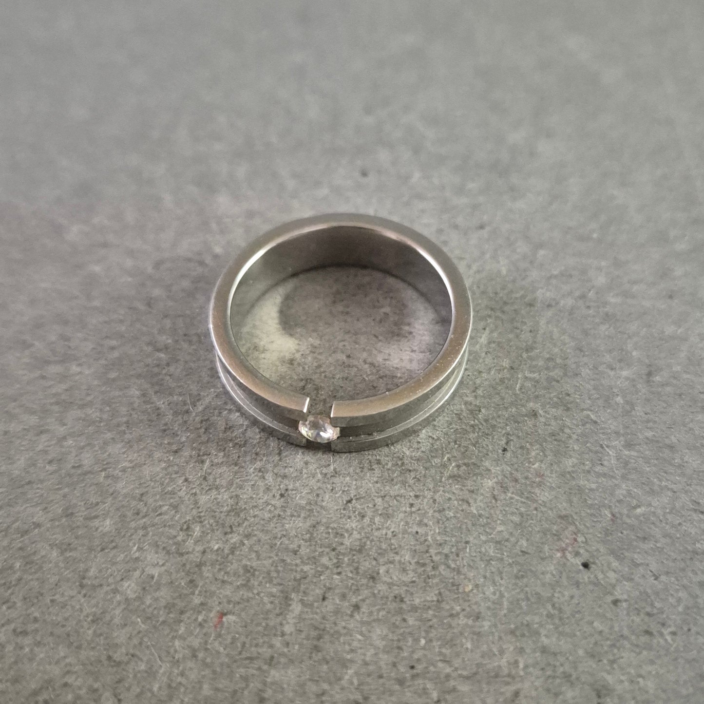 Moderner Edelstahl Damen Ring – Minimalistisch mit Zirkonia-Stein