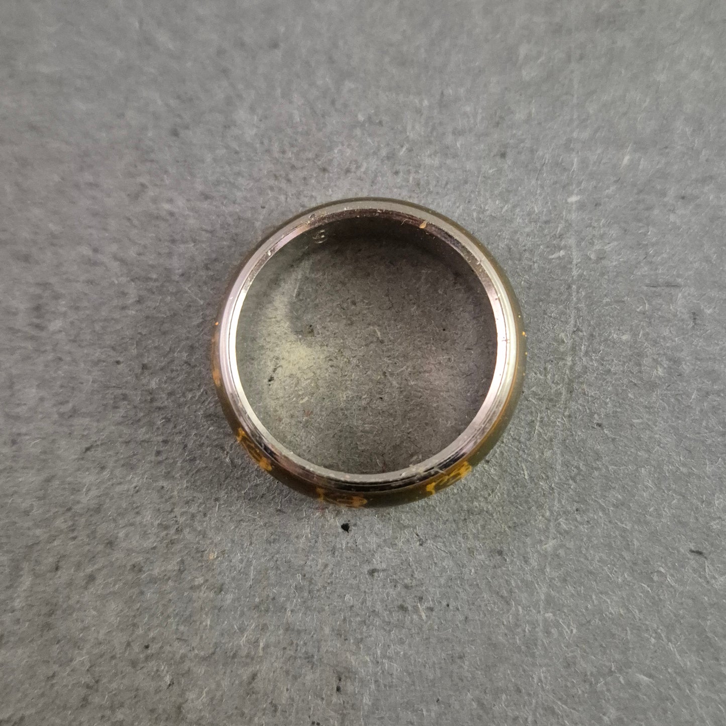 Besonderer Edelstahl Damen Ring – Schwarze Emaille mit goldener Verzierung