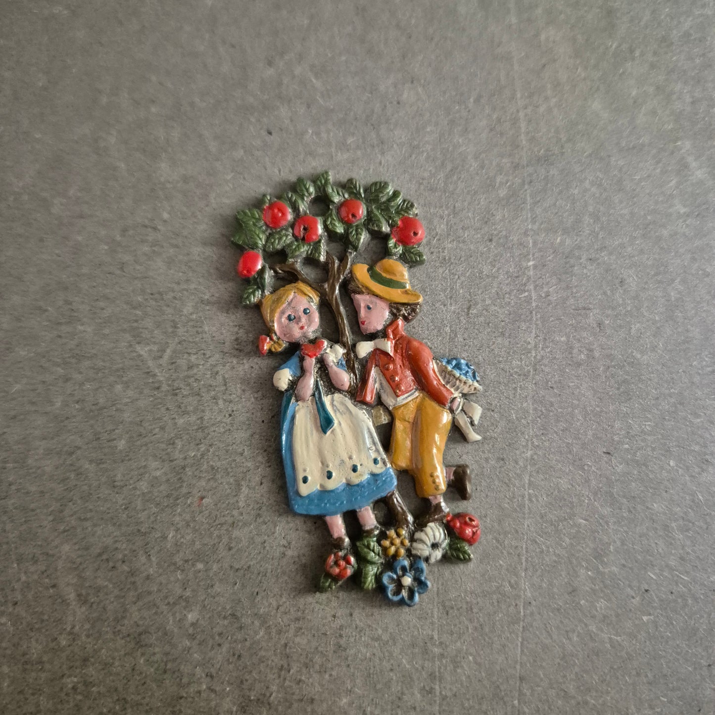 Bunte Vintage Brosche – Ländliches Liebespaar unter Apfelbaum