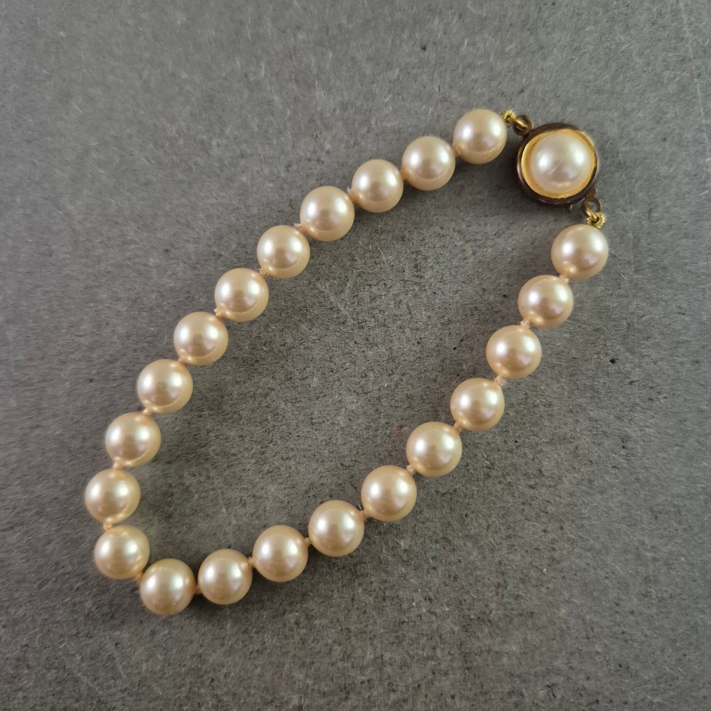 Elegantes Perlen Armband – Klassisch mit rundem Steckverschluss