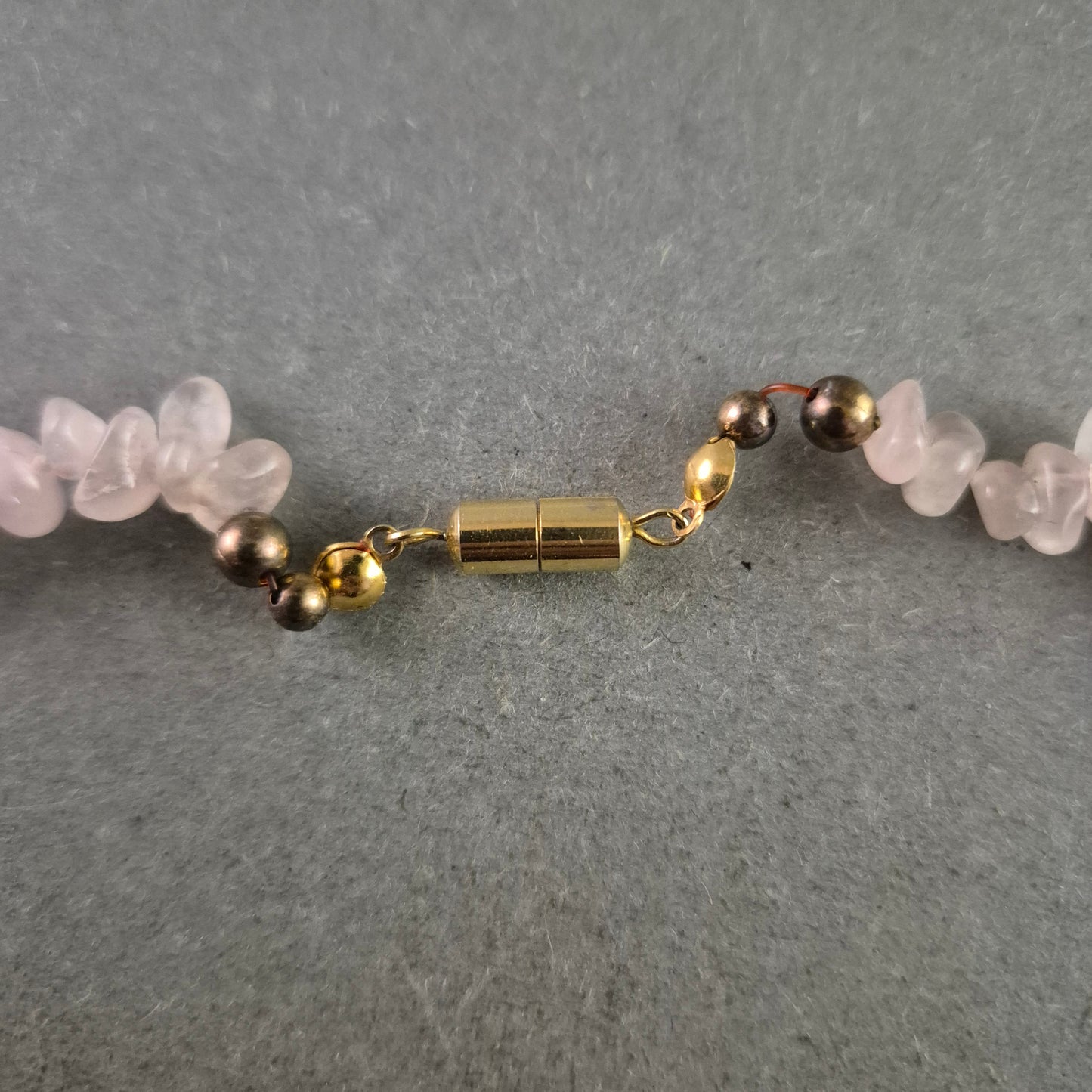 Zarte Rosenquarz Halskette – Natursteinoptik mit goldfarbenem Verschluss