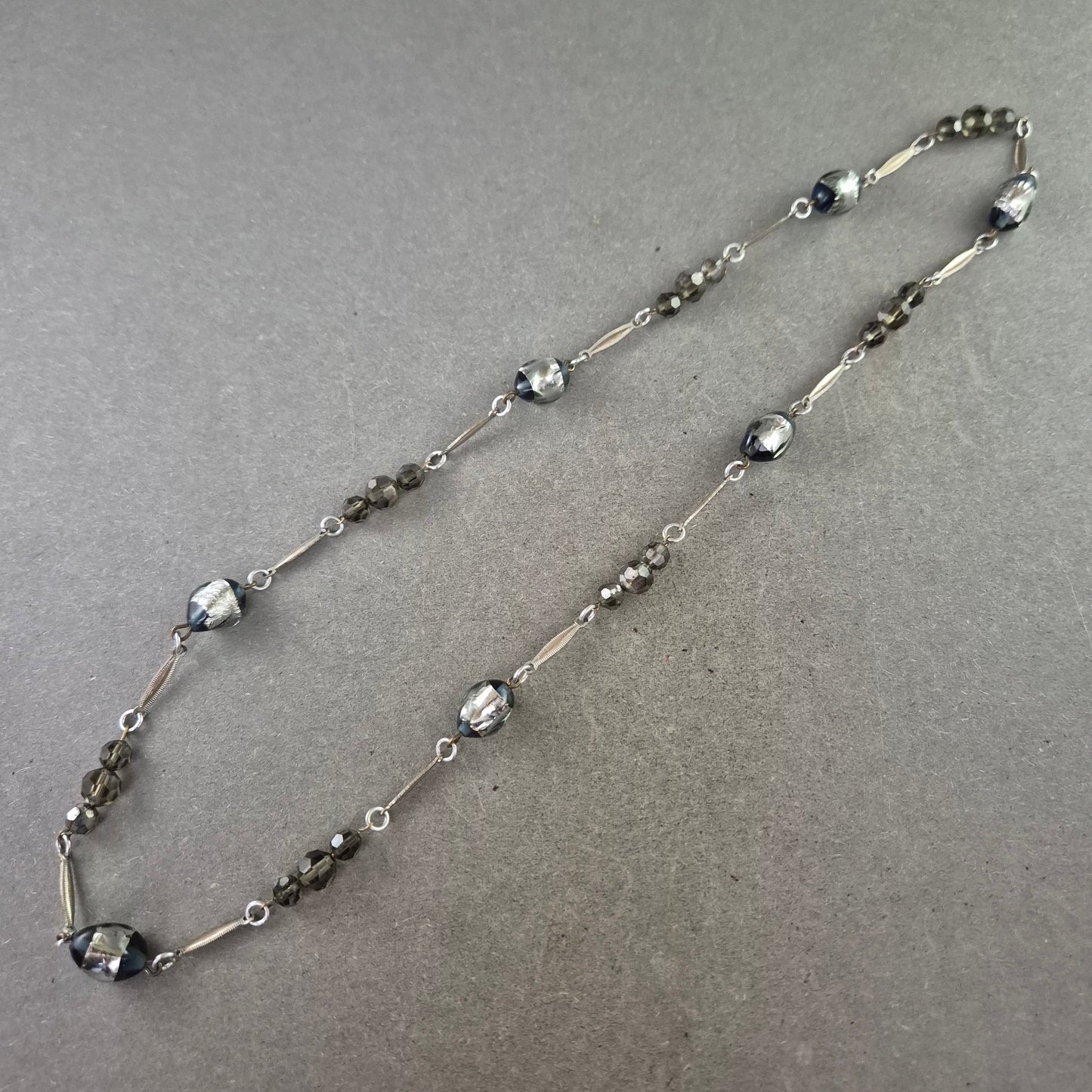 Glasperlen Kette in Grau Silber – Elegantes Design