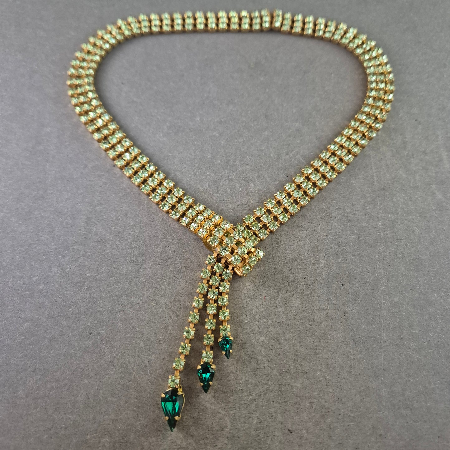 Strass Kette in Goldoptik mit grünen Steinen – Glamouröses Design