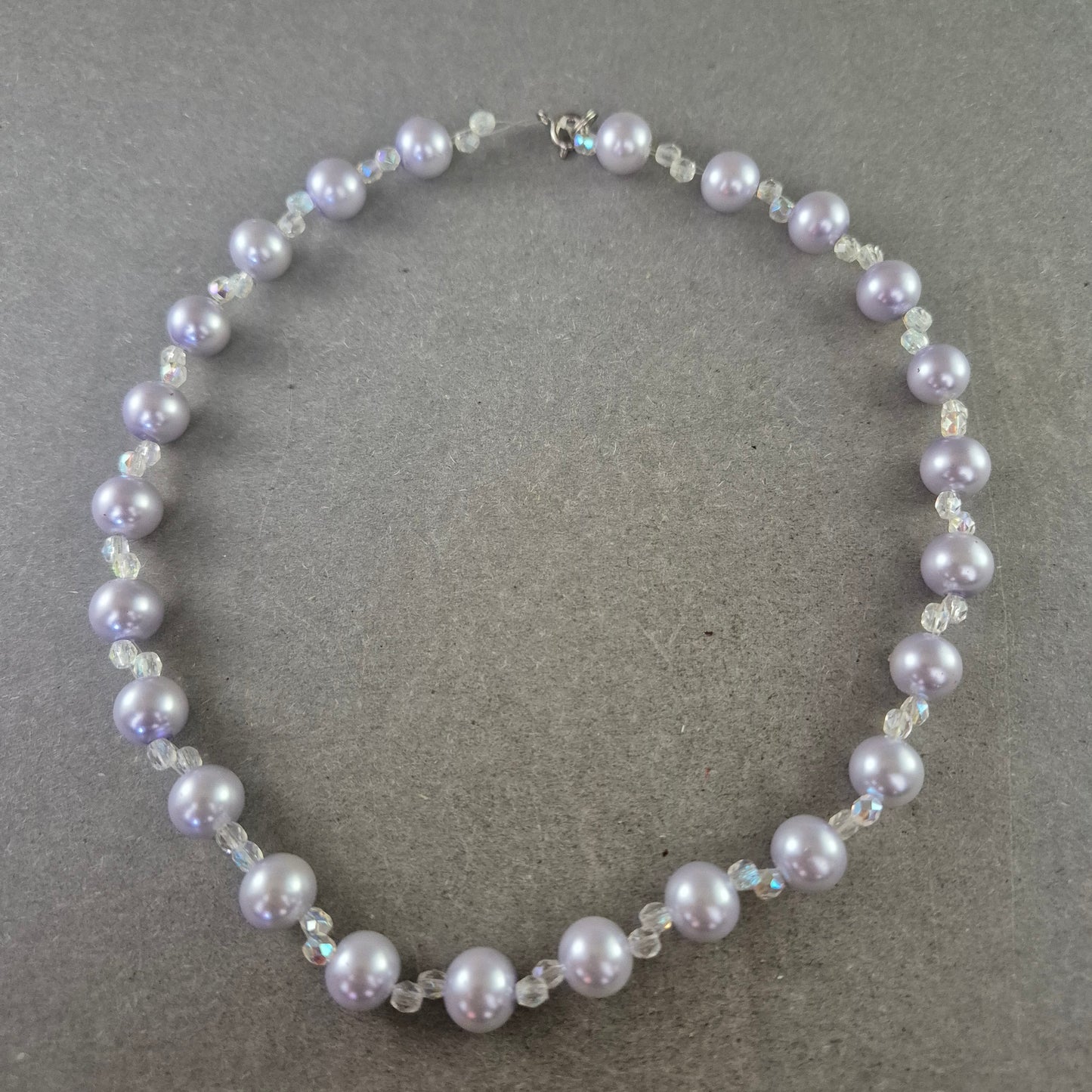 Perlen Kette mit Kristallelementen – Eleganz in Silberoptik