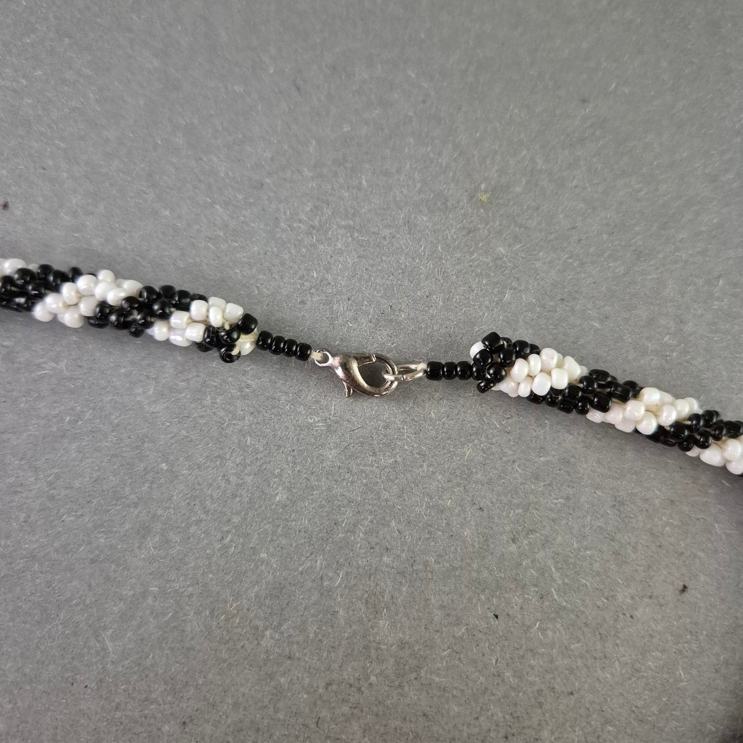 Perlen Kette in Schwarz Weiß – Handgearbeitetes Muster