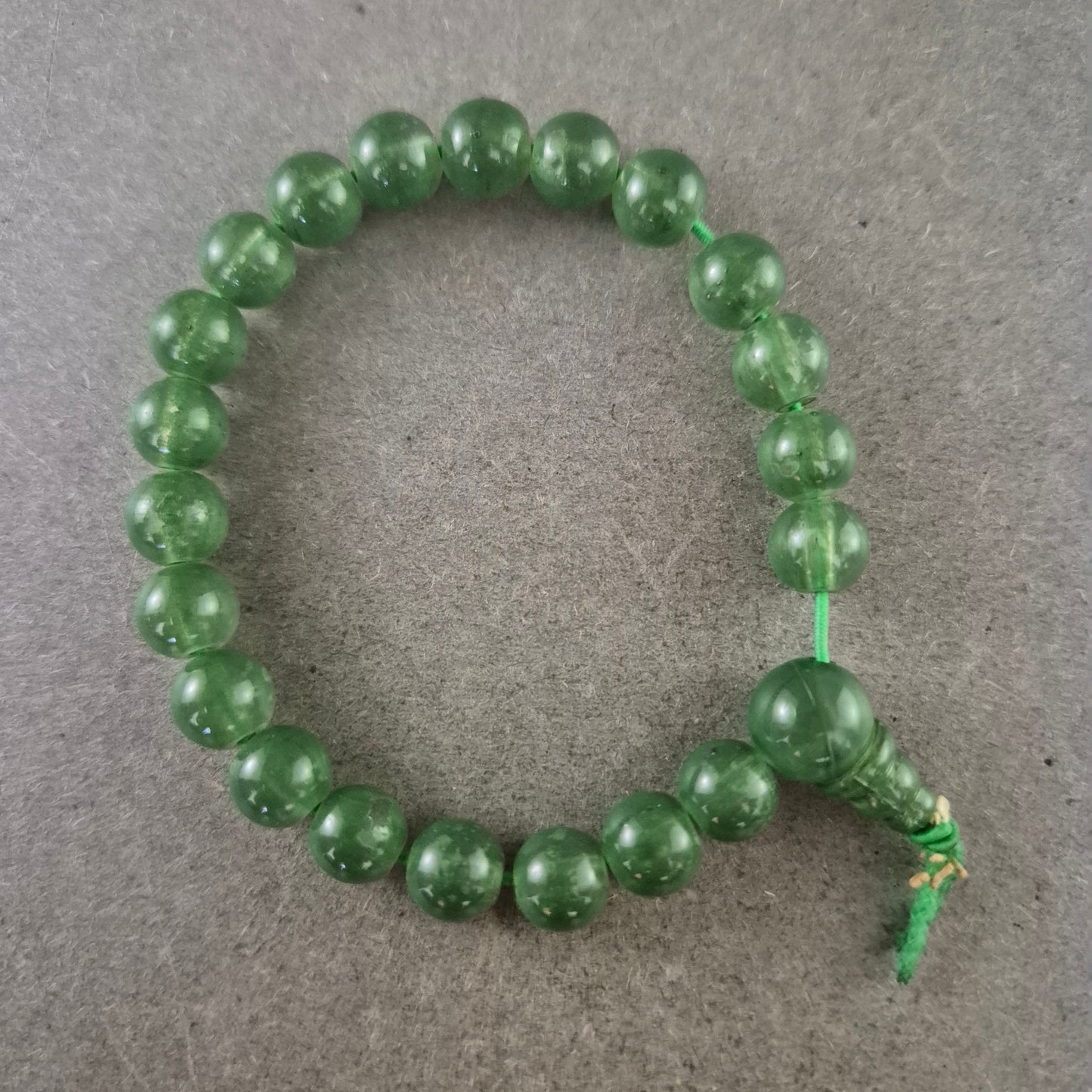 Grünes Perlen Armband – Elastisch und natürlich inspiriert