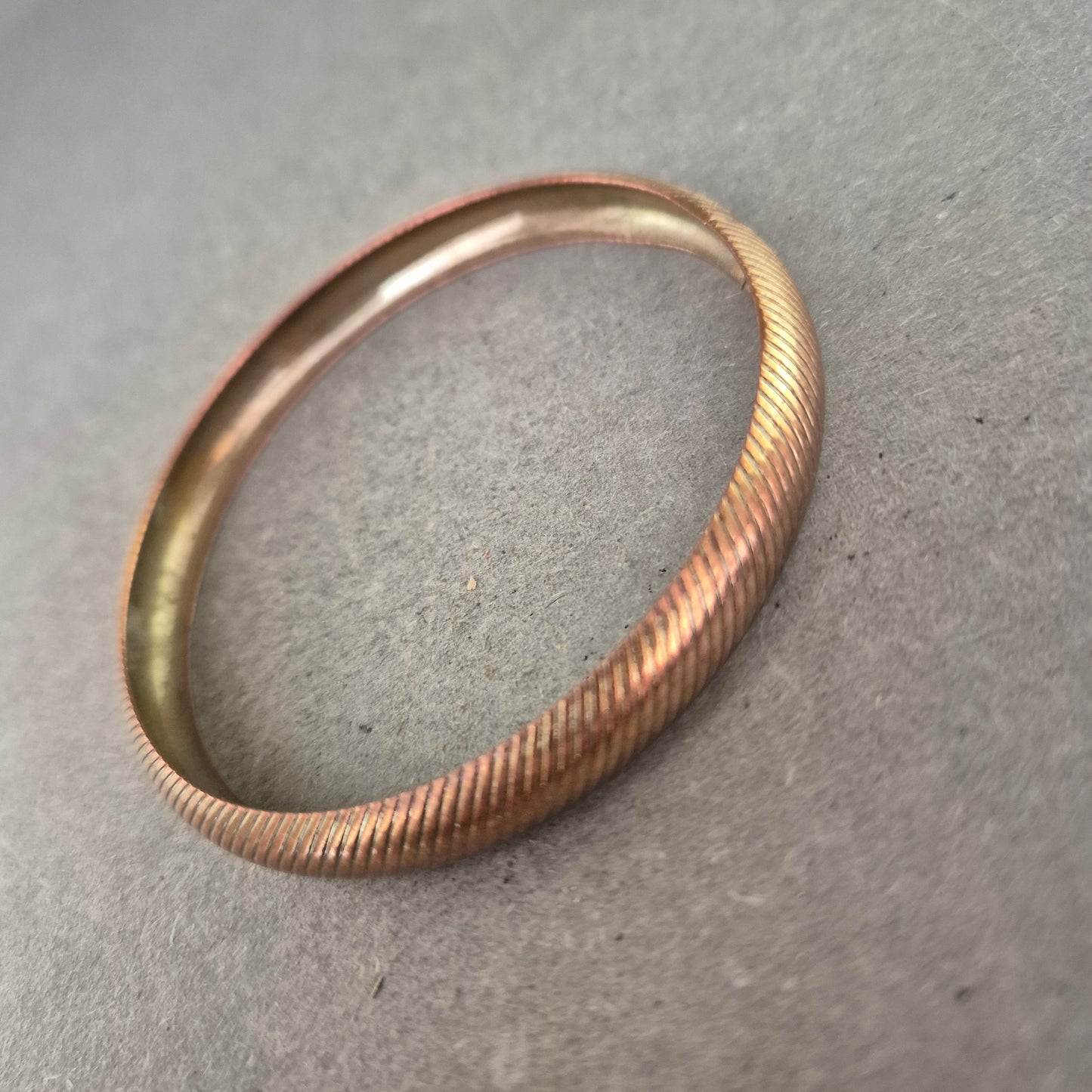 Vintage Armreif in Kupferoptik – Schlicht mit feiner Rillenstruktur