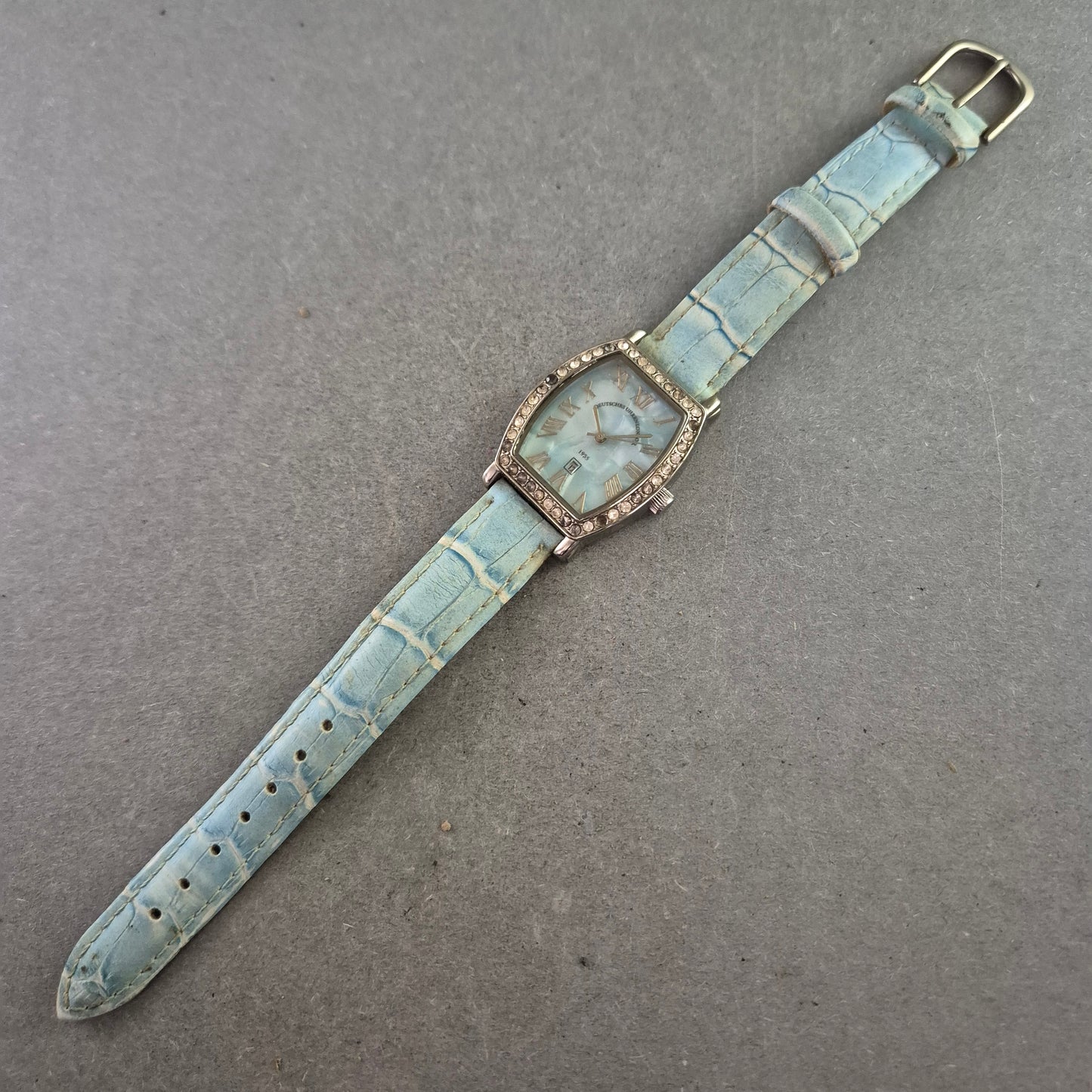 Deutsches Uhrenkontor Damen Uhr – Eleganz mit Strassbesatz & blauem Lederarmband
