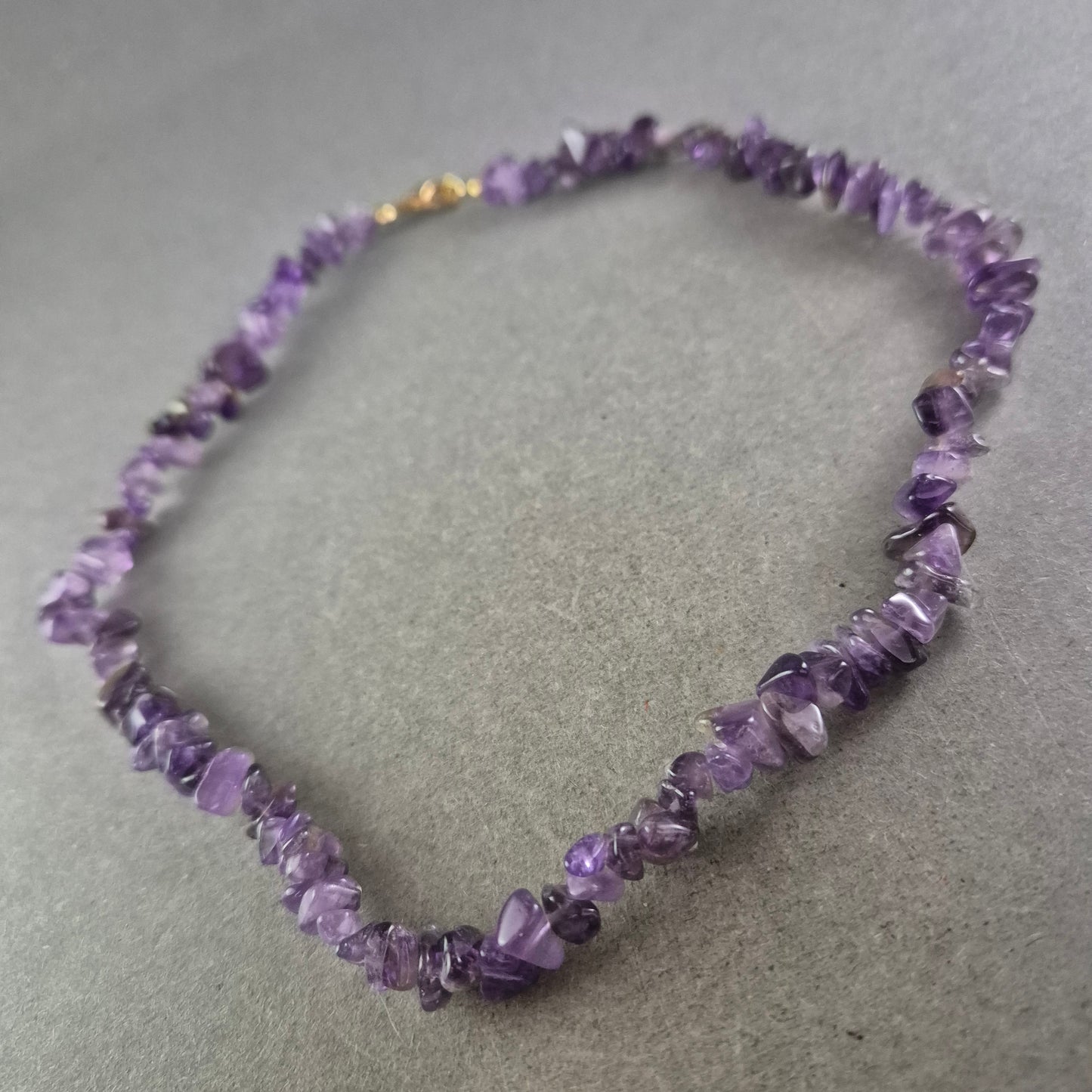 Damen Kette aus Amethyst Splittern – Naturstein Schmuck in Violett