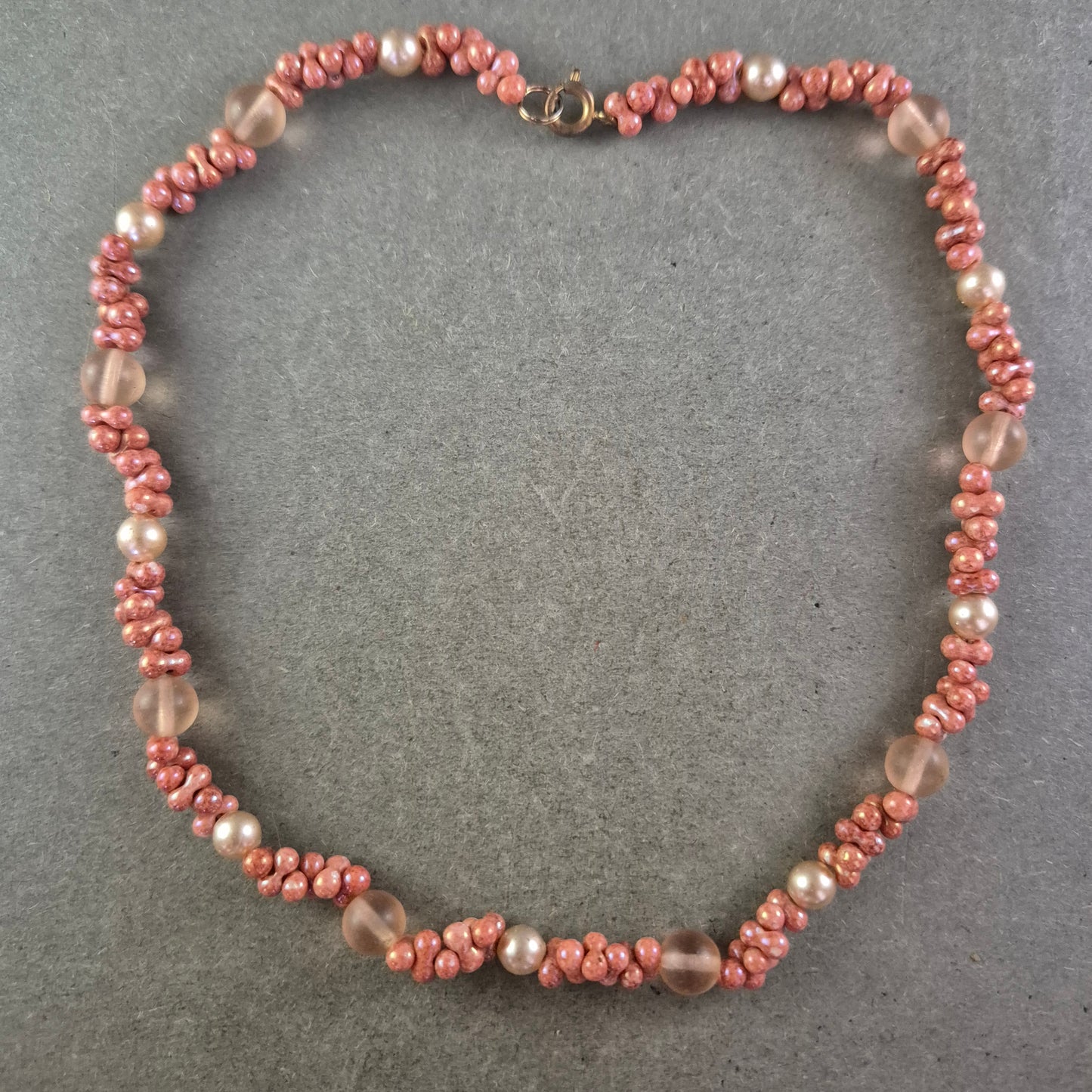 Damen Kette in Rosa und Perlmuttoptik – Verspielt und charmant