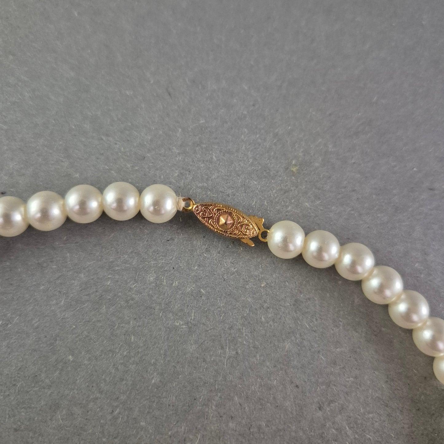 Damen Perlen Kette Eleganter Halsschmuck mit goldenem Verschluss