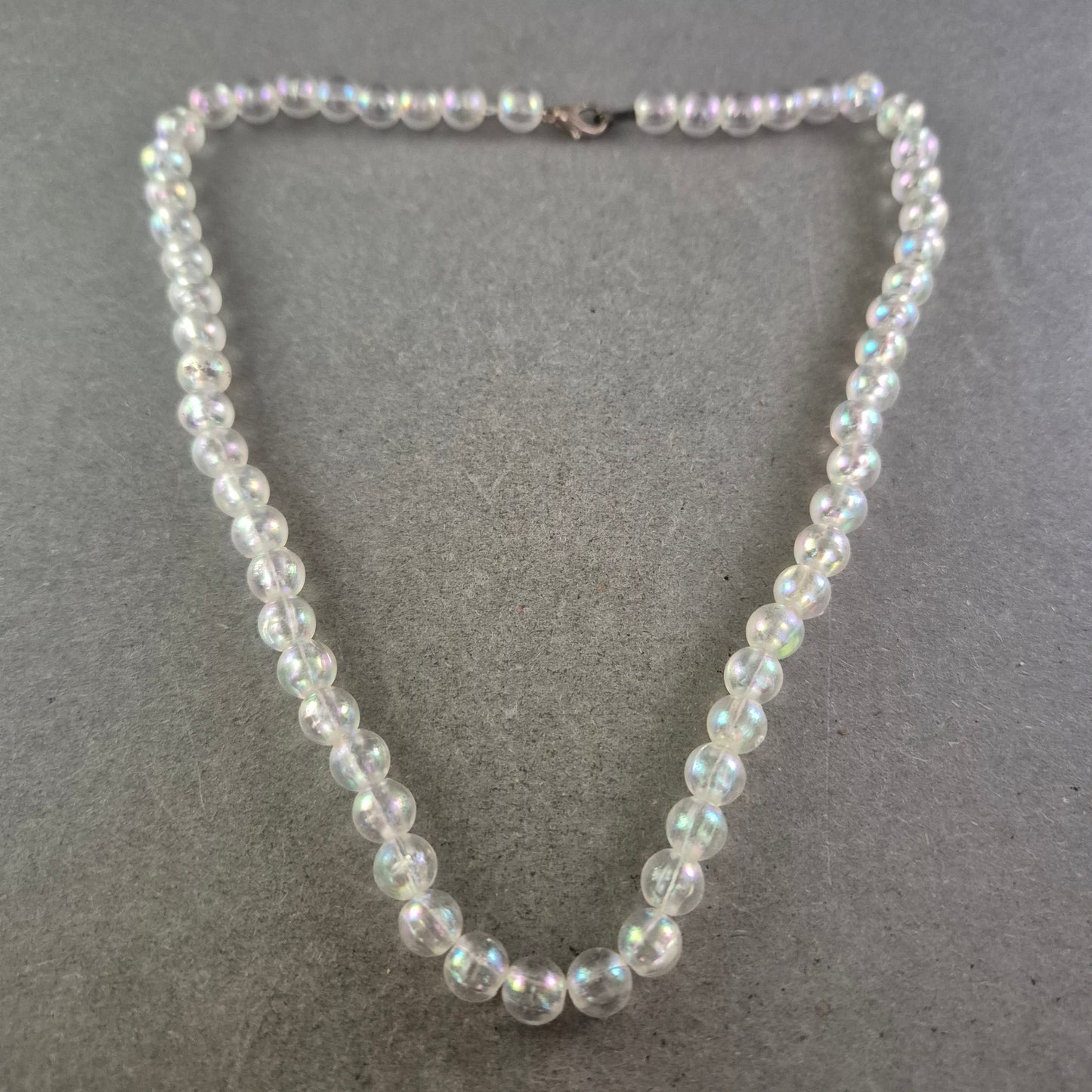 Elegante Perlenkette – Schimmerndes Design mit Irisierendem Glanz