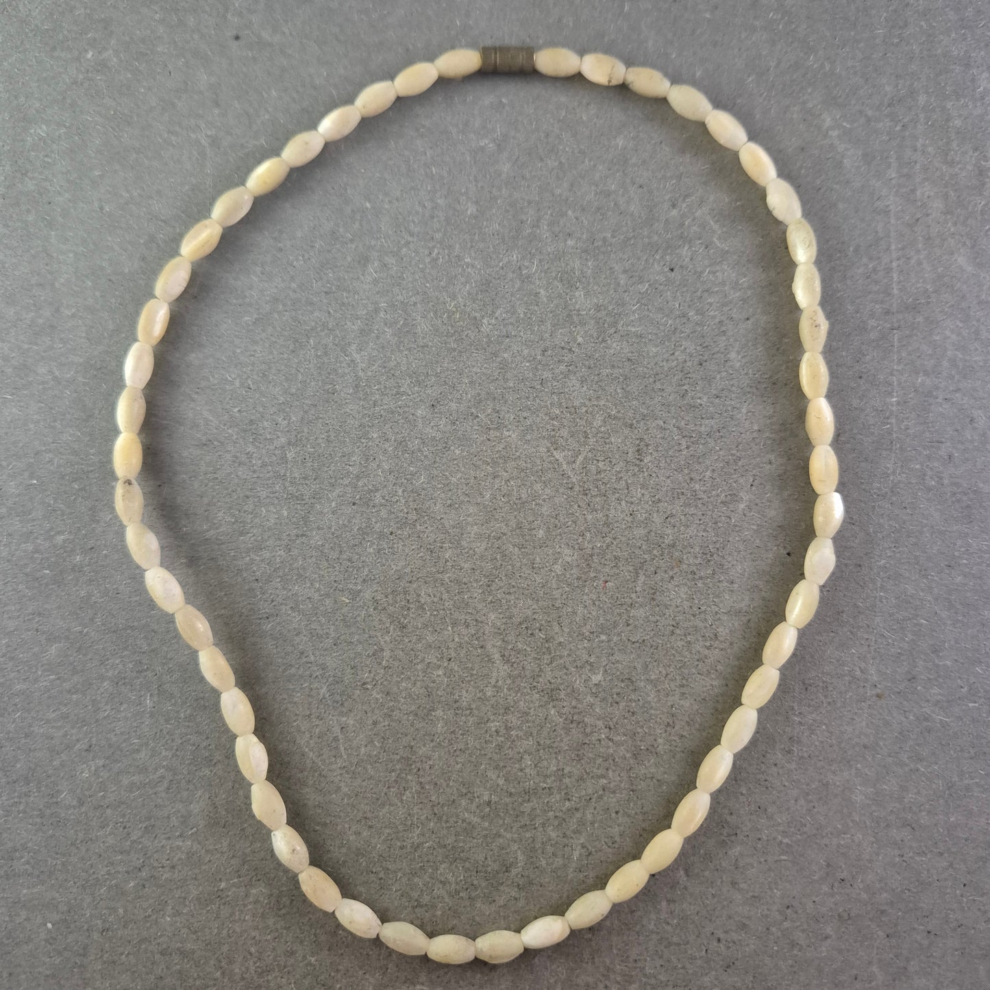 Natürliche Halskette mit ovalen Steinperlen – Schlicht und rustikal