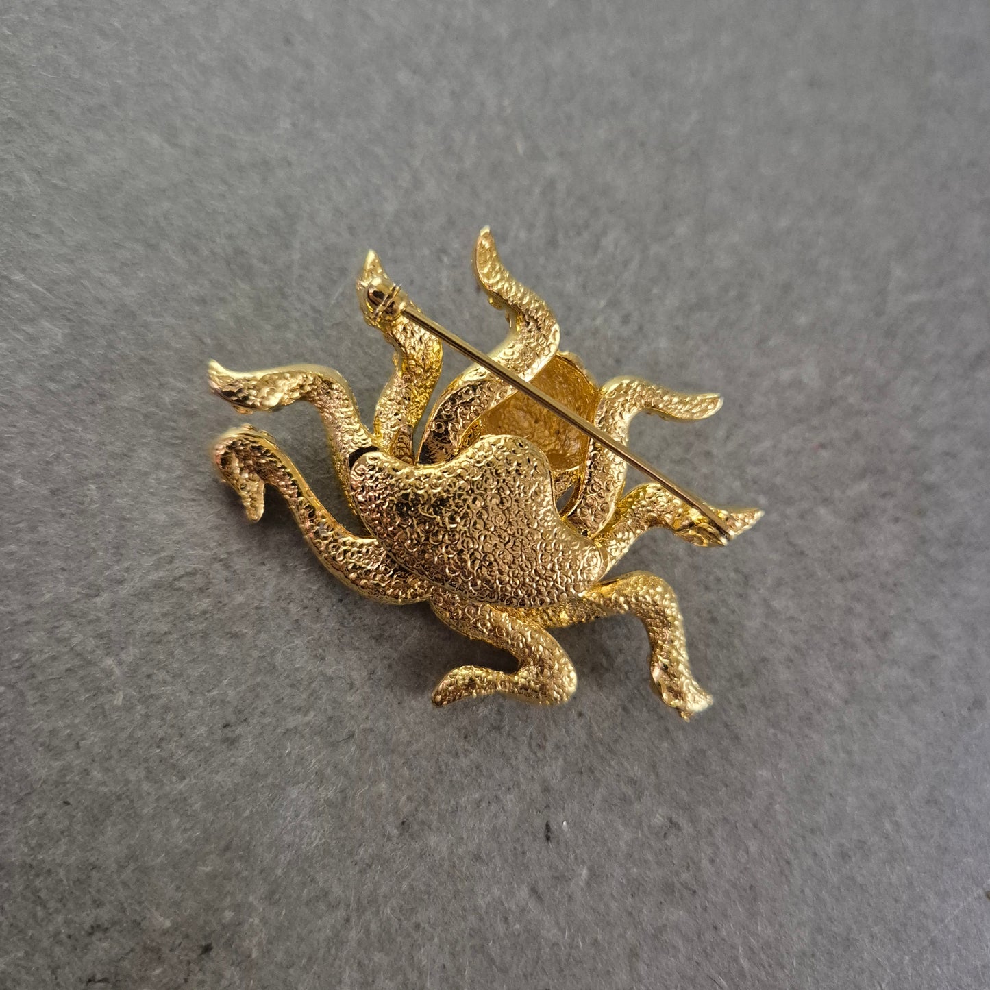 Goldfarbene Kraken Brosche mit blauen Steinen – Maritimer Eyecatcher