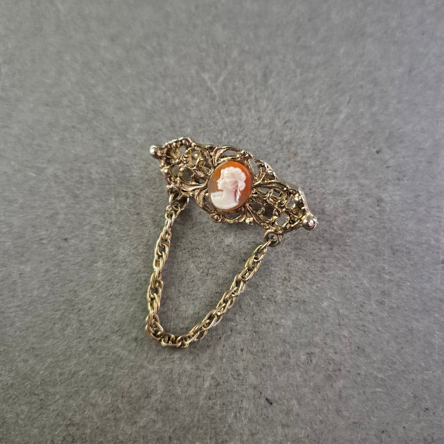 Filigrane Brosche mit Kamee – Antikes Porträt im Vintage-Stil