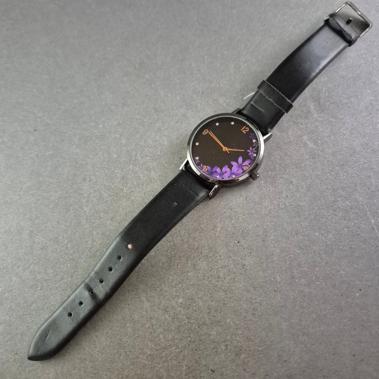 Eternal Love Damen Uhr mit Blumenmotiv – Verspielter Look in Schwarz