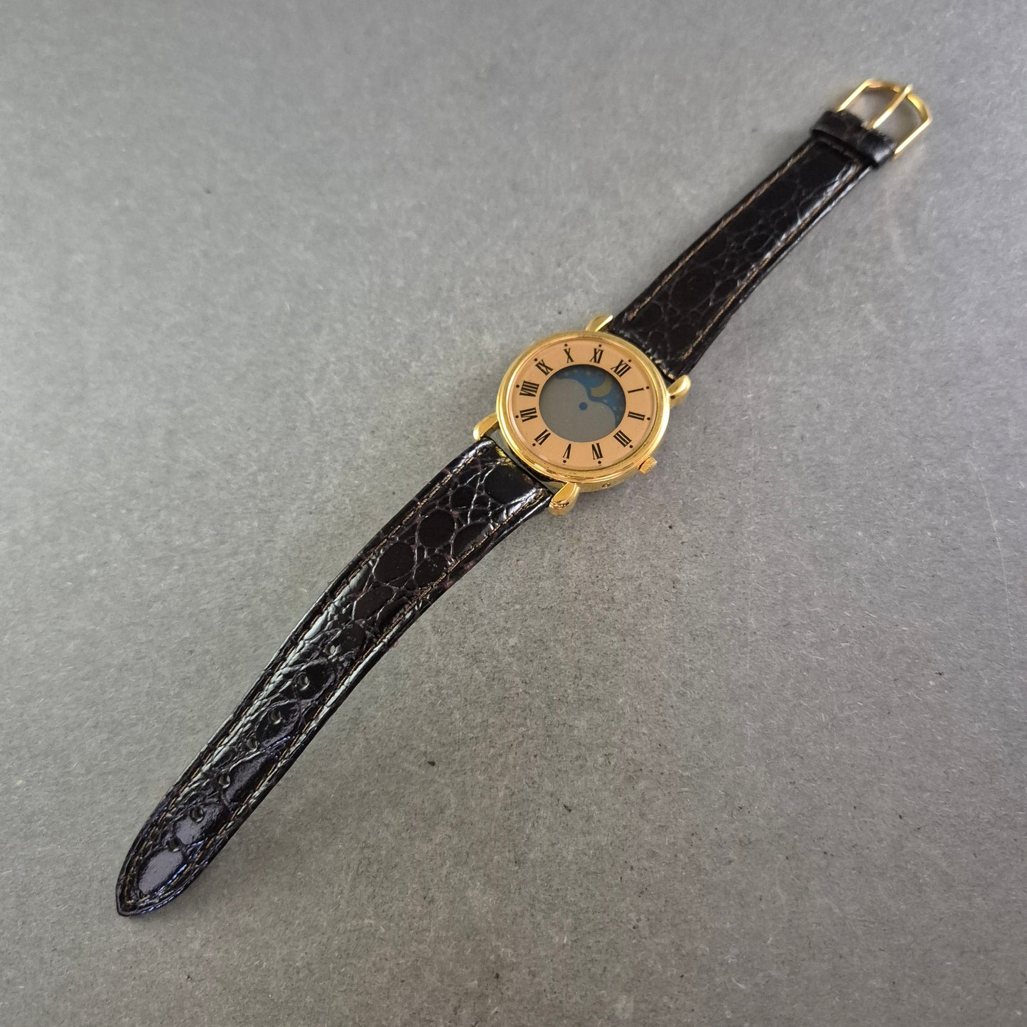 Verspielte Damen Uhr mit Himmelsmotiv – Römisches Design trifft Fantasie