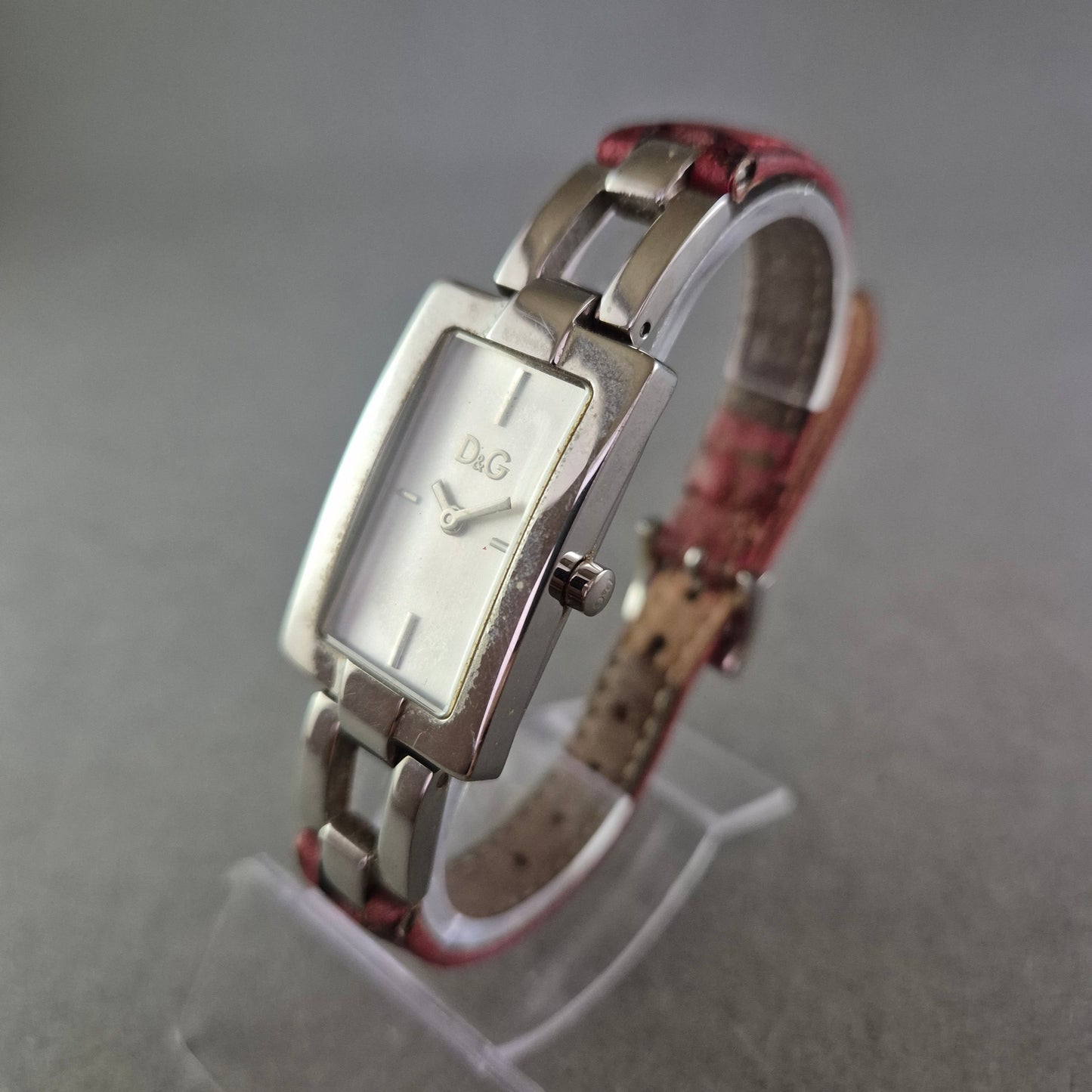 Moderne D&G Damen Uhr – Elegantes Design mit pinkem Lederarmband