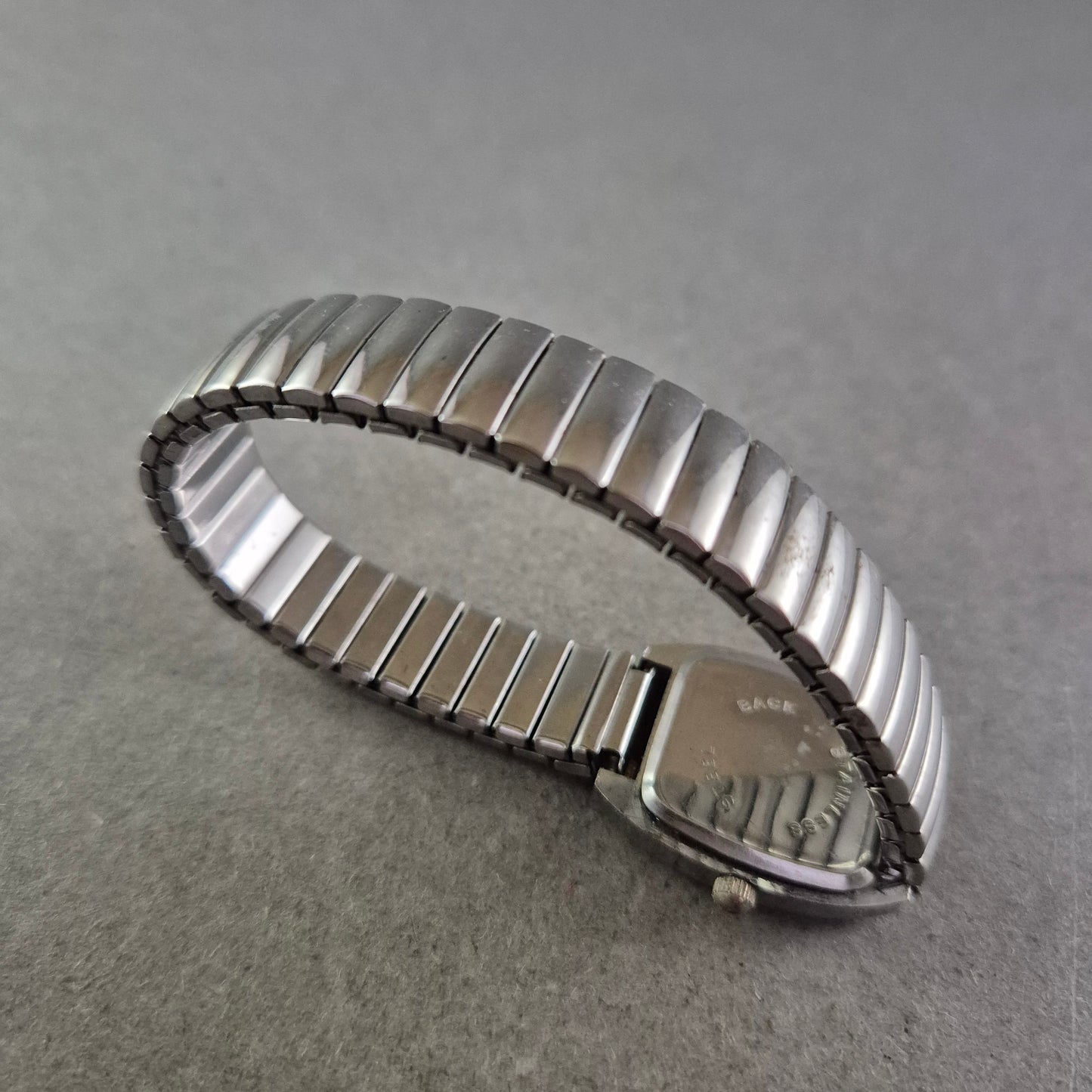 SK Damen Uhr – Kompaktes Design mit Stretcharmband in Silberoptik