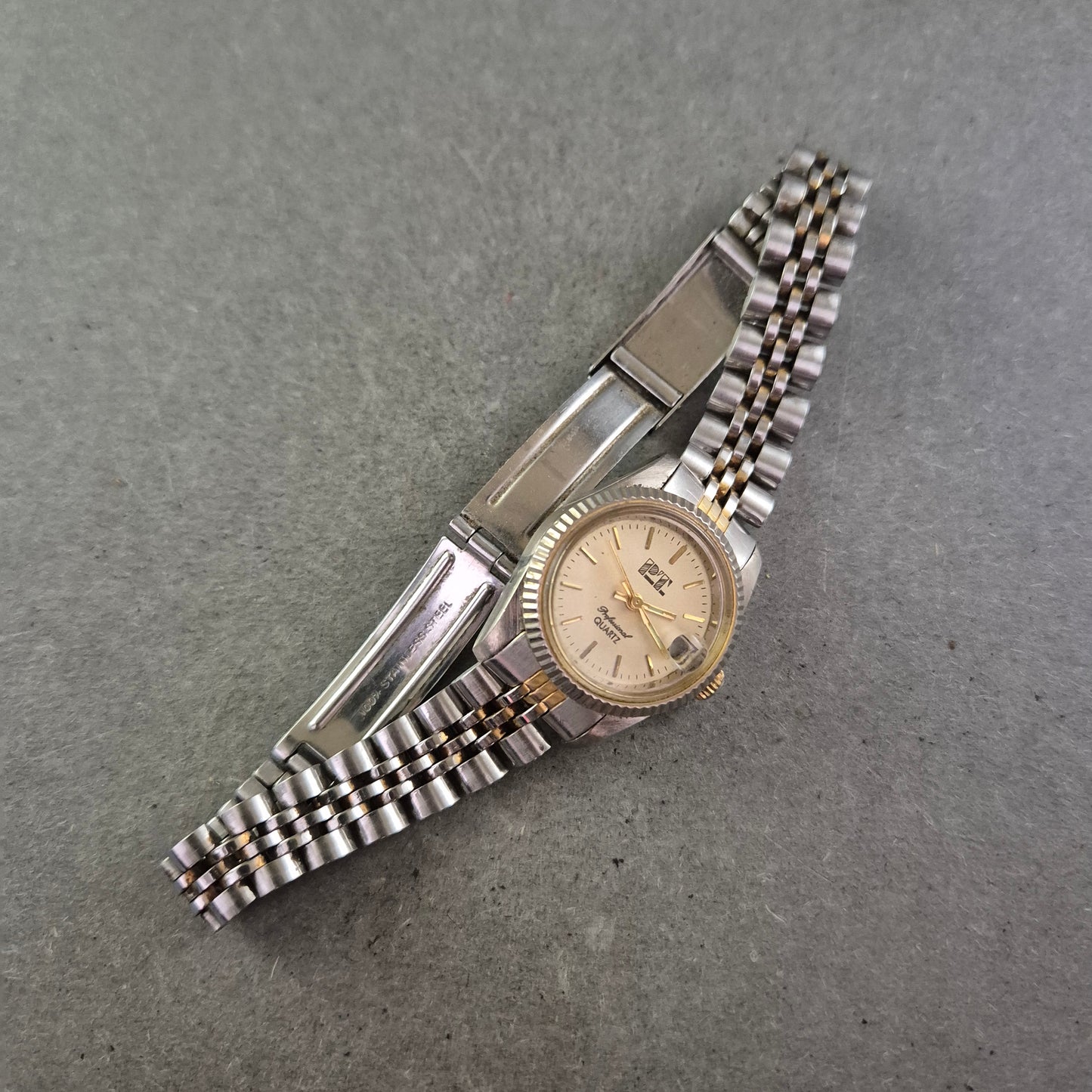 Klassische P.T. Damen Uhr – Zweifarbige Eleganz mit Datumsanzeige