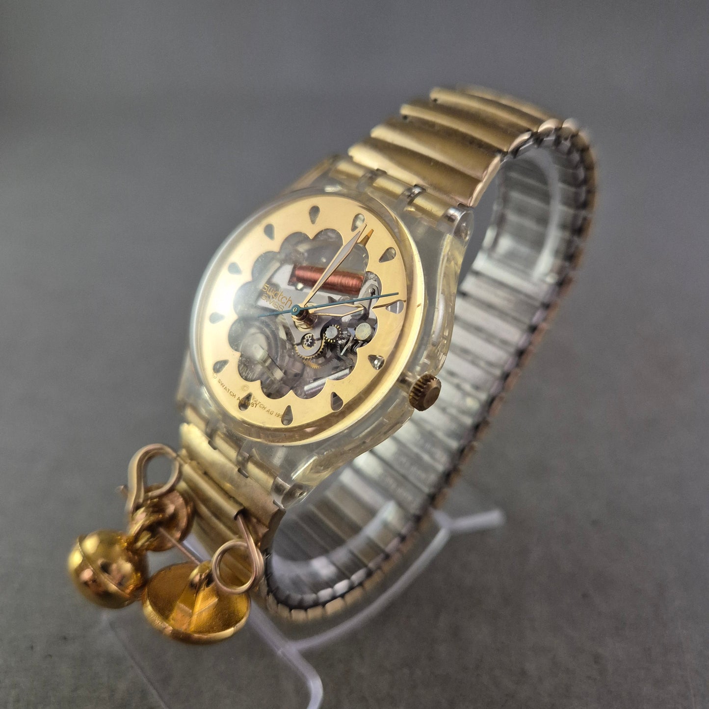 Ausgefallene Swatch Damen Uhr – Transparentes Design mit Charms