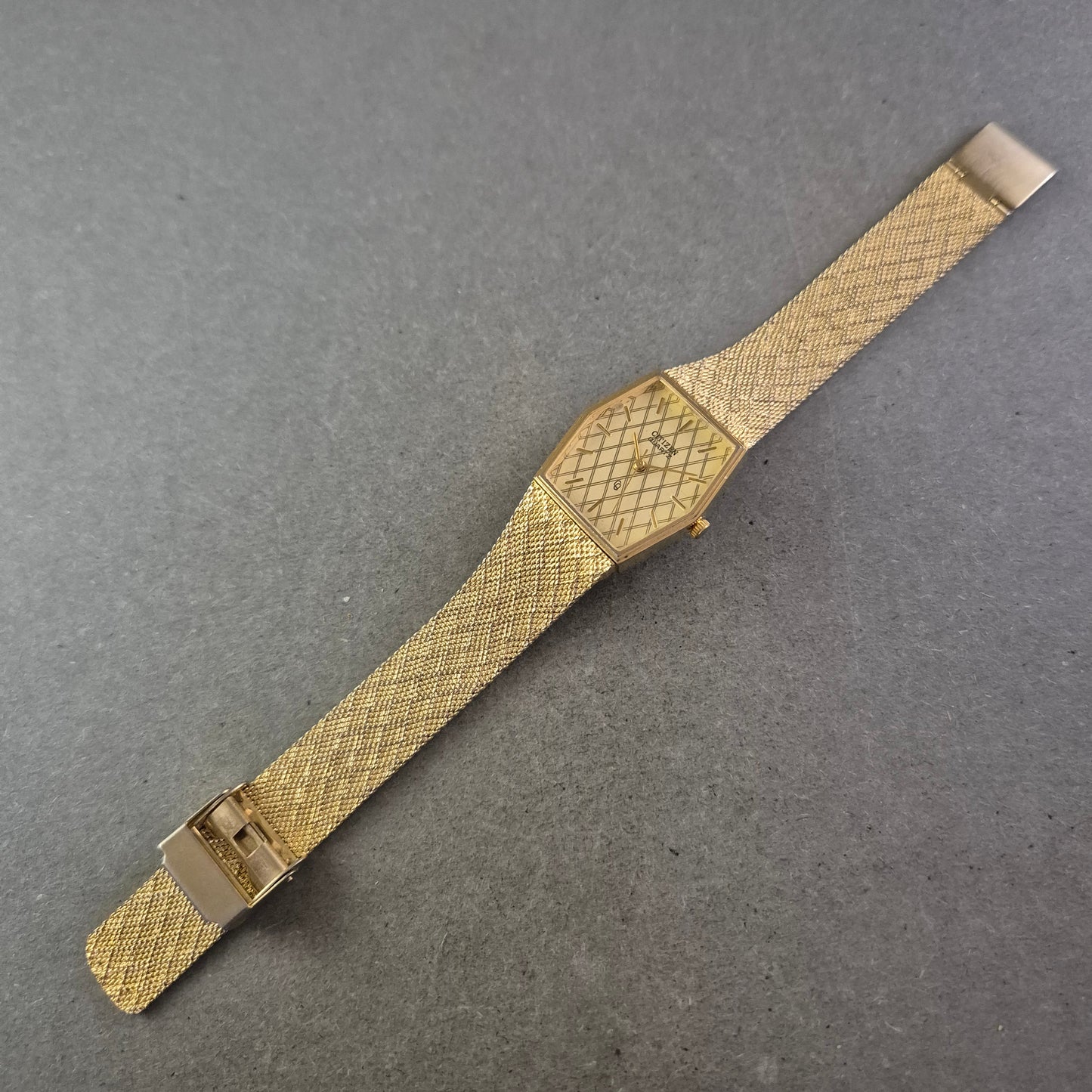 Damen Uhr Citizen Quartz Goldfarben mit strukturiertem Zifferblatt