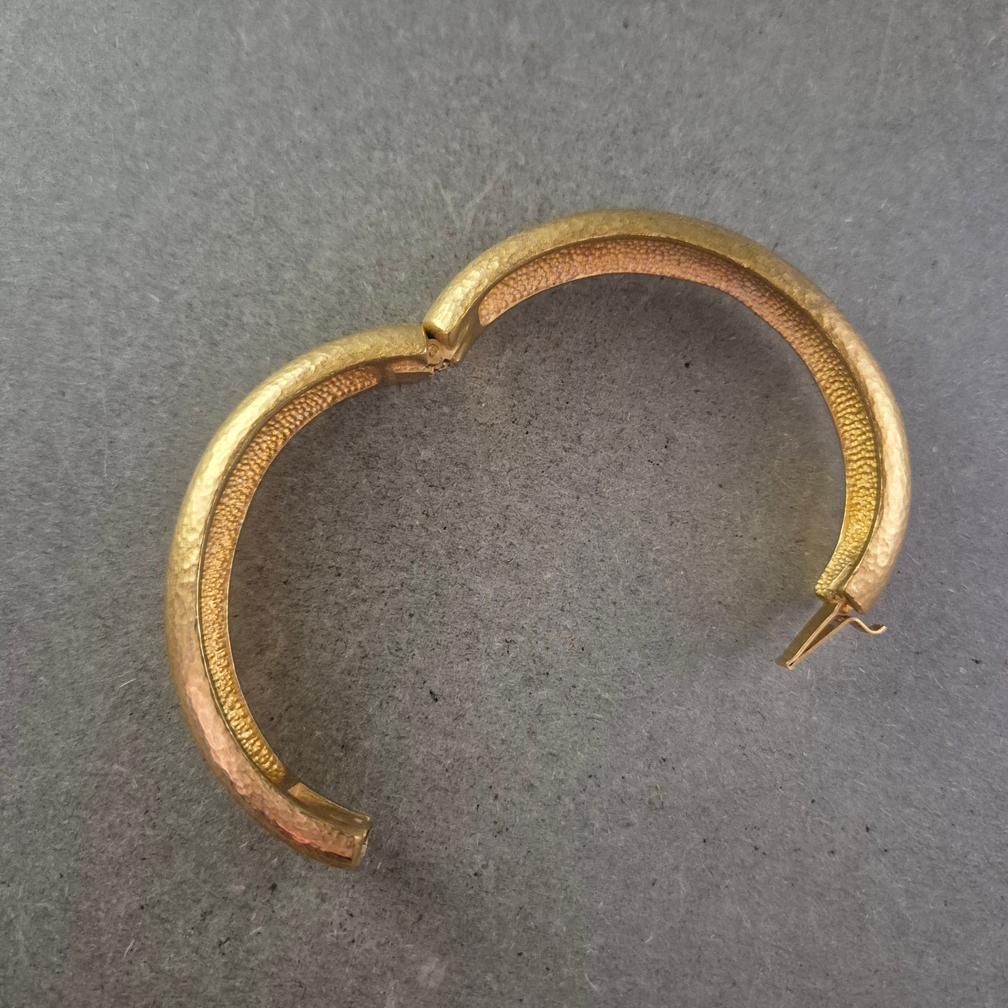 Damen Armreif Goldfarben mit gehämmerter Oberfläche