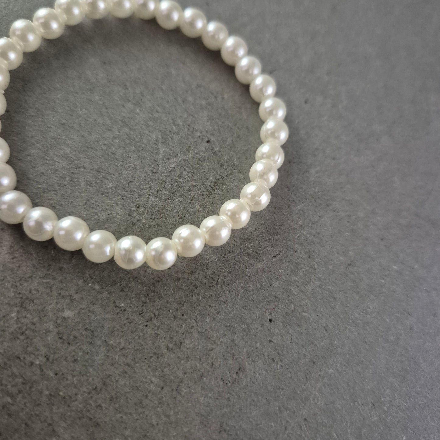 Damen Armband Klassische Perlen auf Stretchband Creme-Weiß