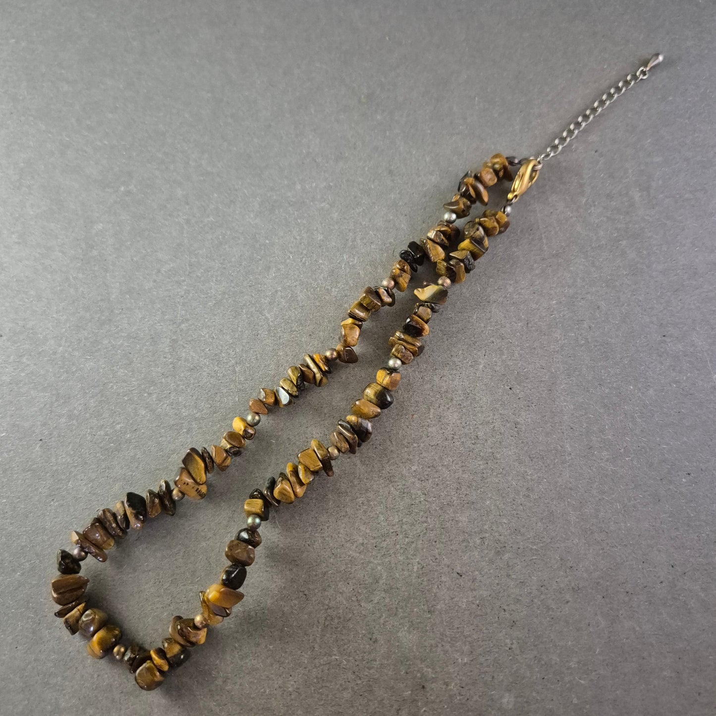 Halskette mit Tigerauge-Splittern – Natürliche Erdtöne mit Charakter