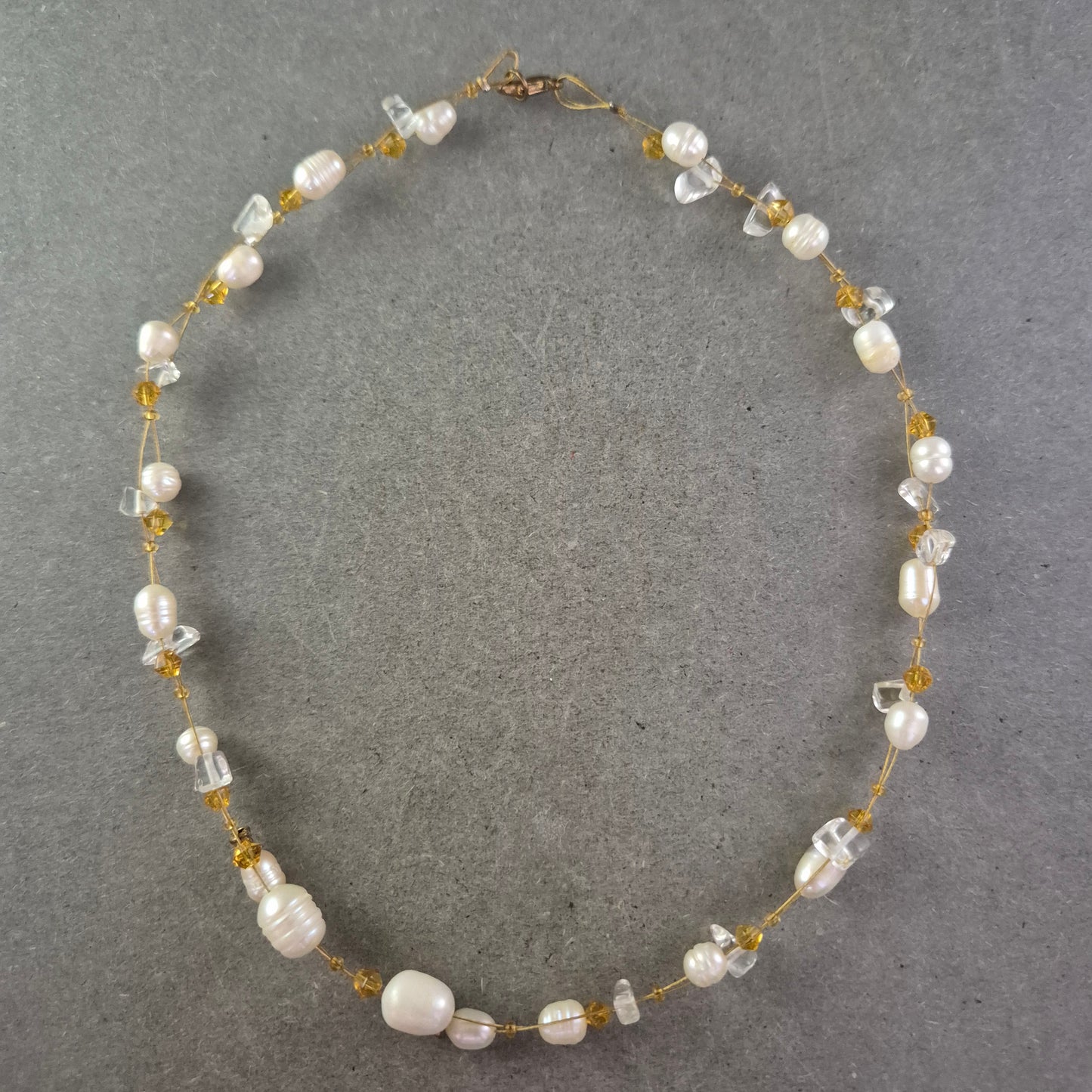 Filigrane Perlen Halskette mit Glasperlen – Zartes Design in Gold und Weiß