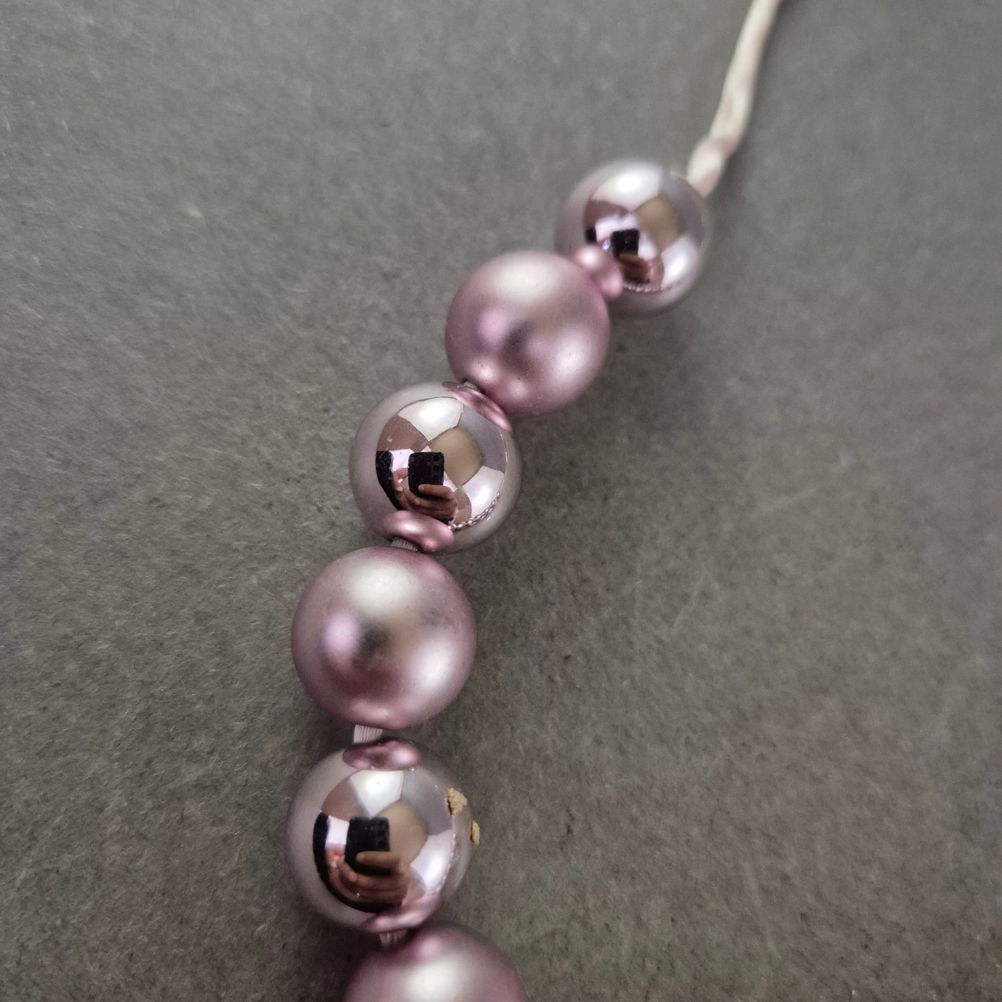 Moderne Perlen Halskette in Rosa-Metallic – Glänzend & Statementstark