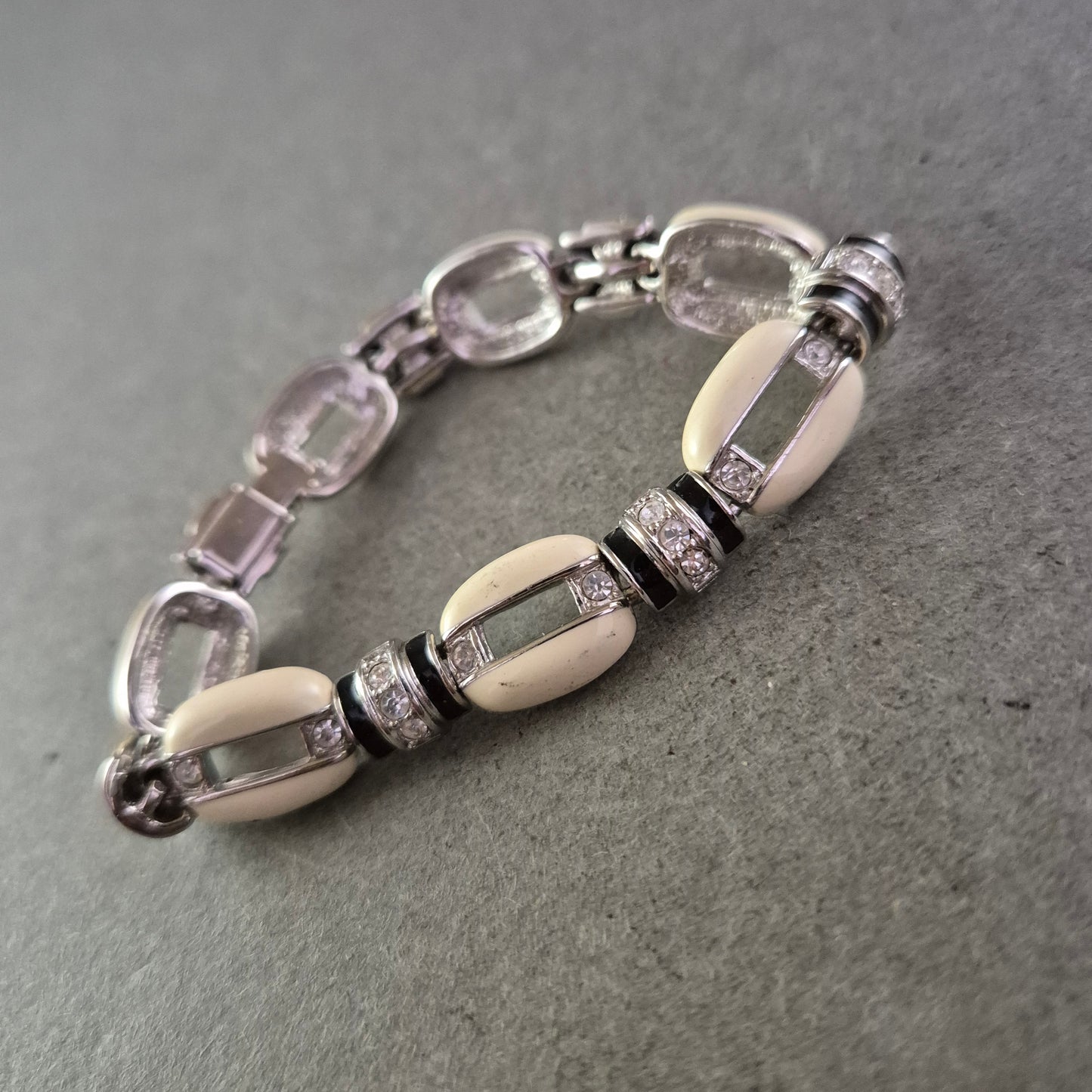 Elegantes Armband mit cremefarbenen Gliedern und Strass – Vintage Glamour