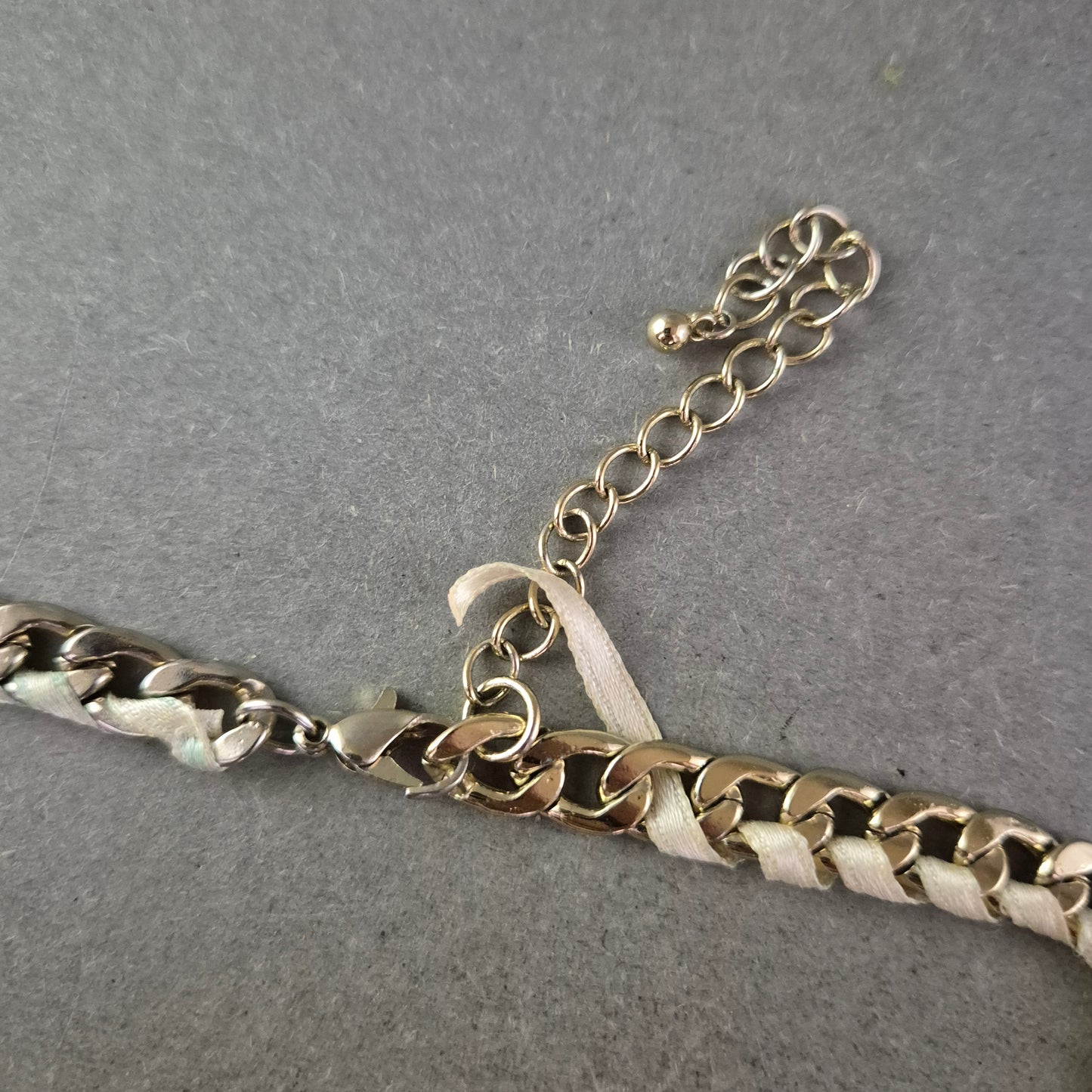 Moderne Glieder Halskette mit Lederband – Trendiger Mix in Gold und Beige