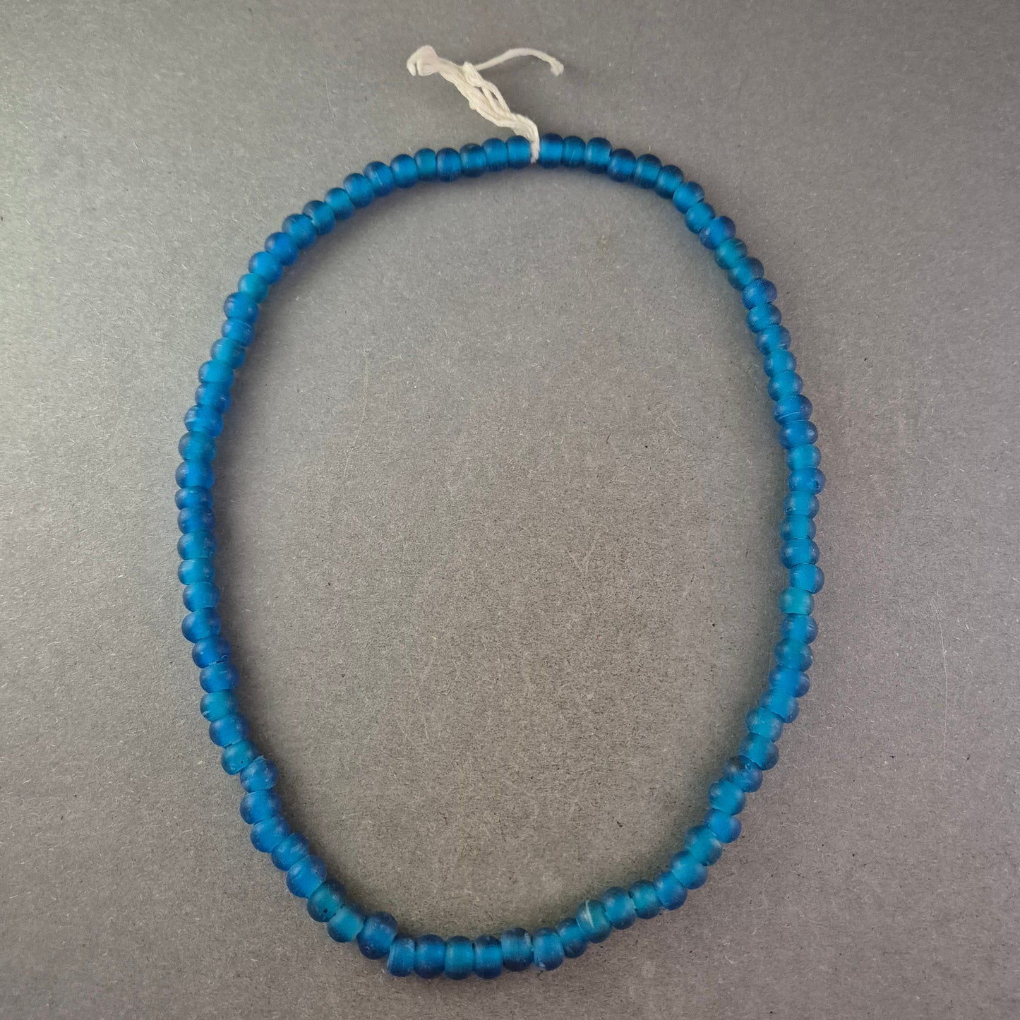 Blaue Glasperlen Kette – Handgefertigte Schmuckperlen für stilvolle Looks