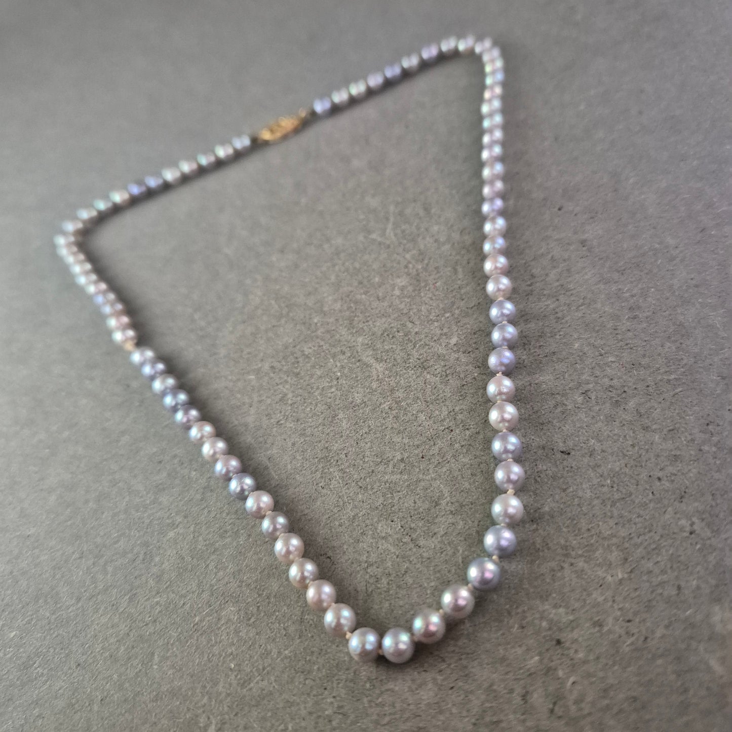 Klassische Perlen Kette mit Goldverschluss – Eleganz in Grau