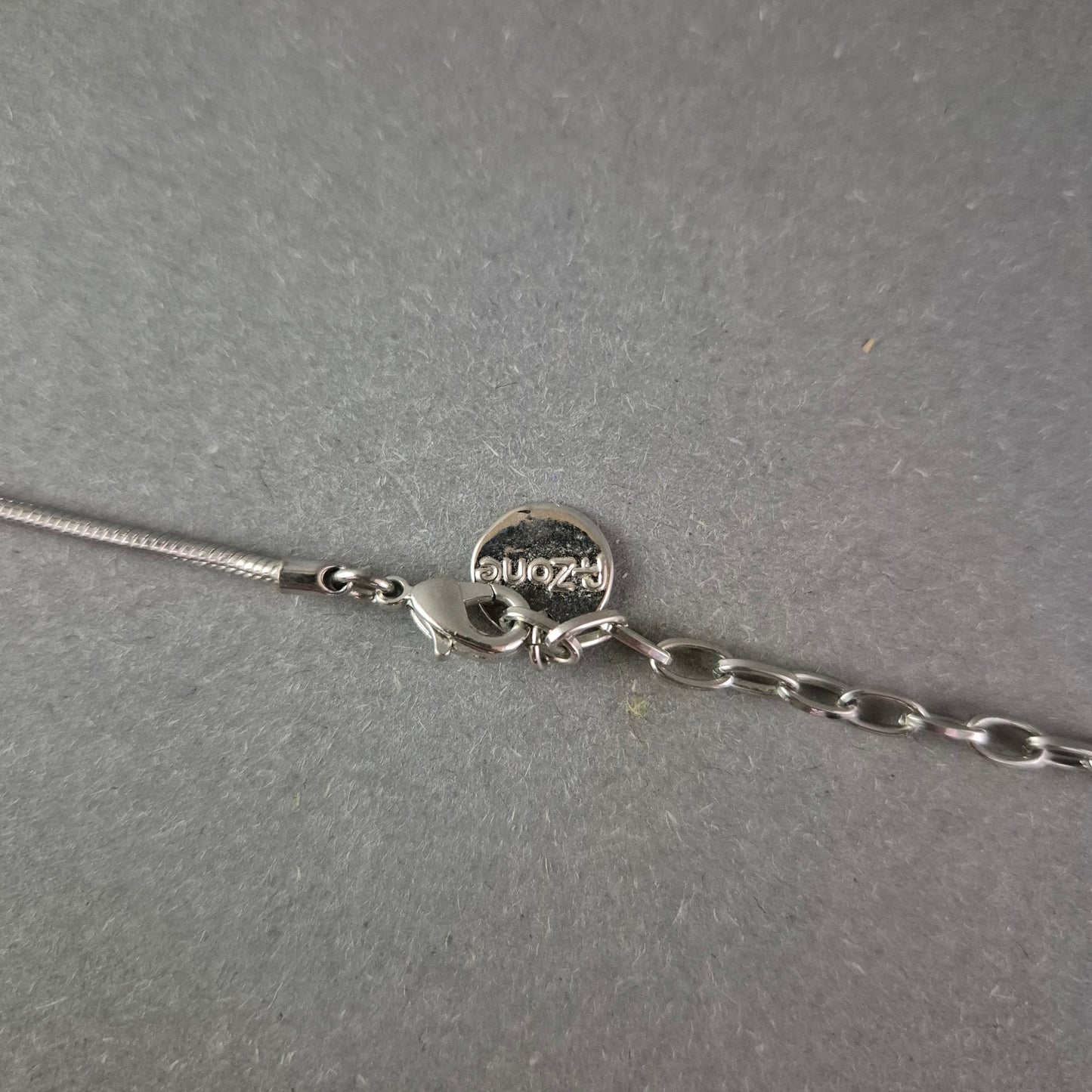 Silber Kette mit modernem Anhänger – Eleganter Modeschmuck