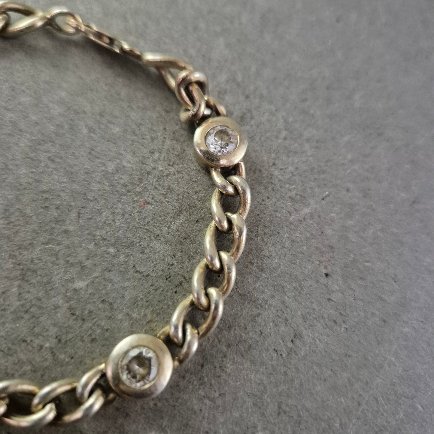 Elegantes Armband mit Kettengliedern und Ziersteinen – Klassischer Schmuck